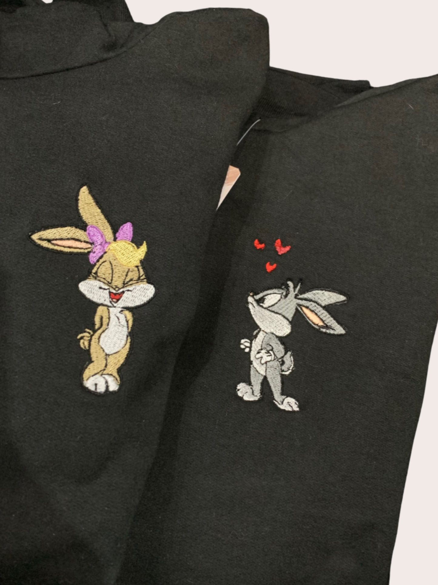 Hoodie de pareja de Bugs y Lola Bunny bordados