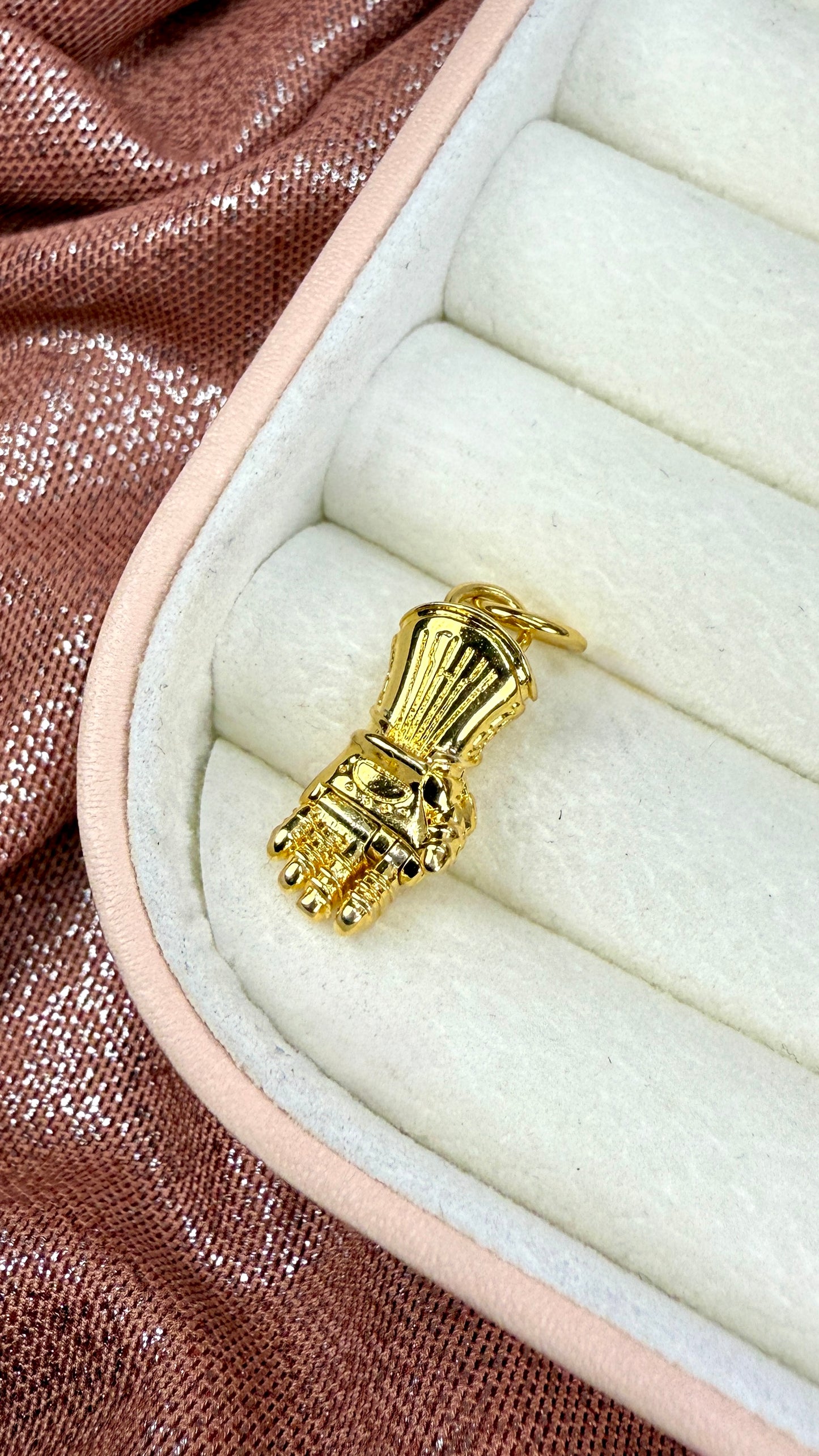 Charm colgante Guantelete del Infinito Los Vengadores de Marvel