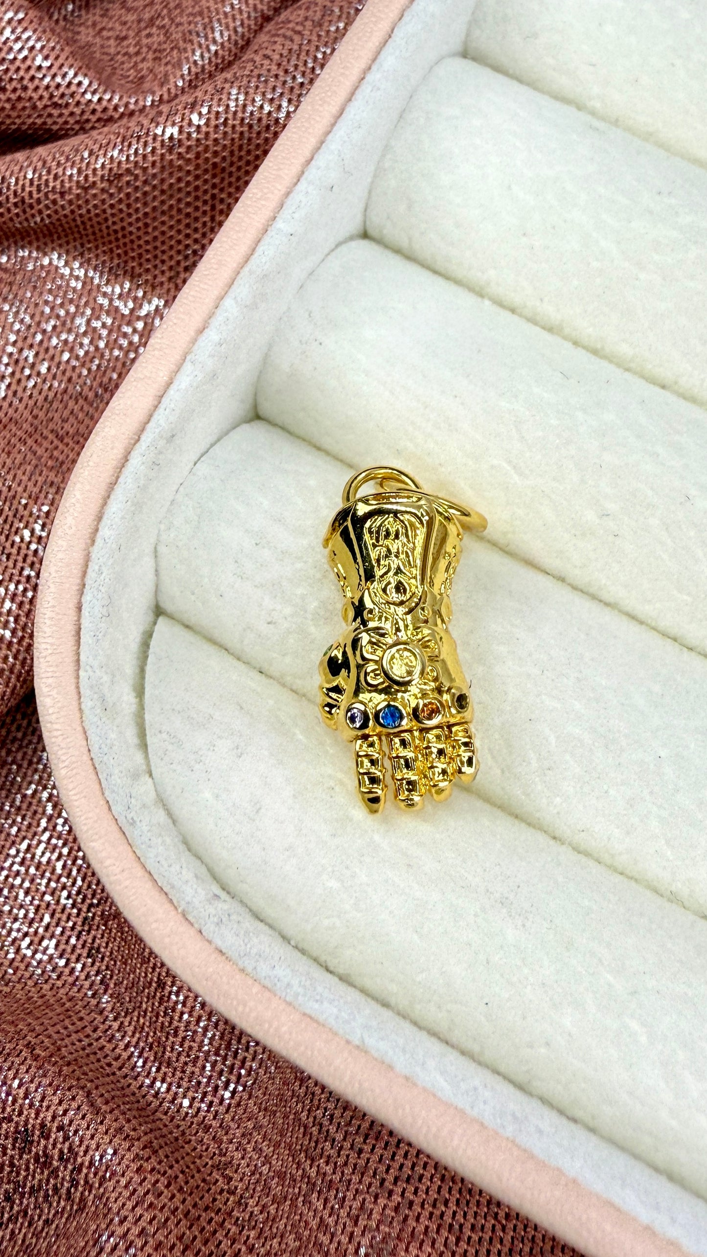 Charm colgante Guantelete del Infinito Los Vengadores de Marvel
