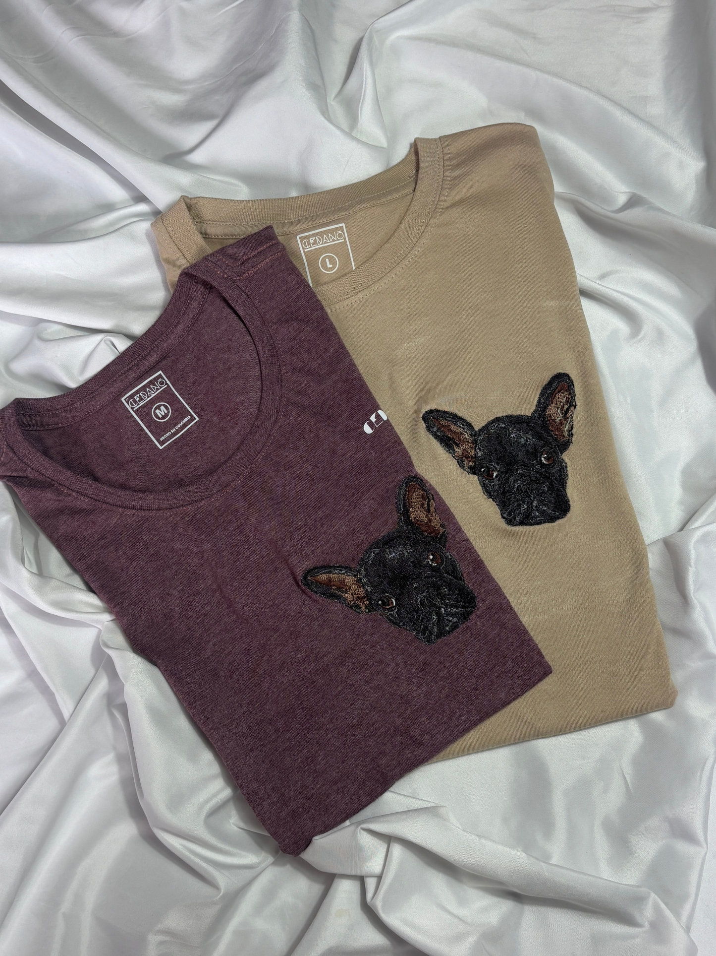 Camiseta bordada con el retrato de tu mascota
