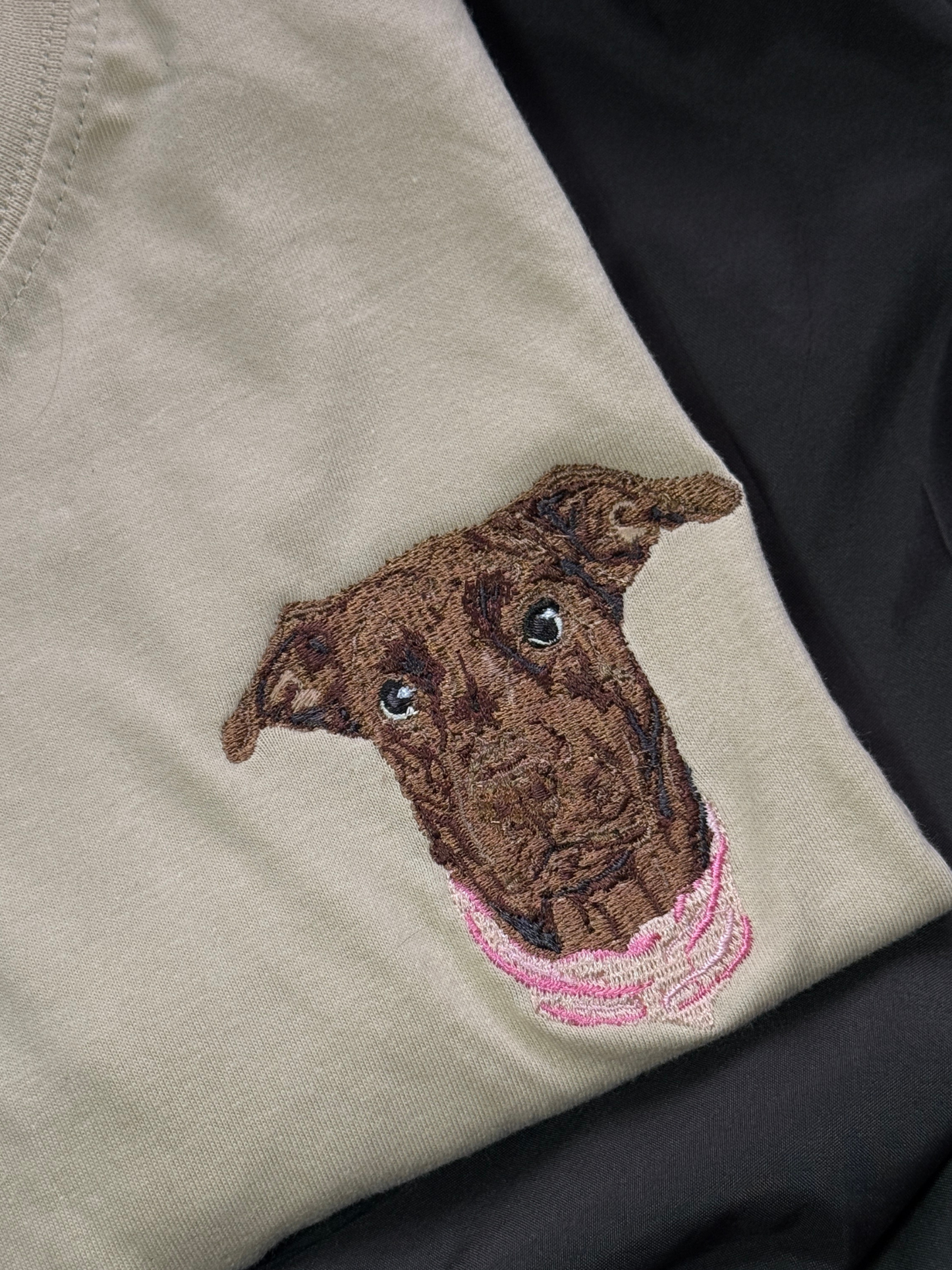 Camiseta bordada con el retrato de tu mascota