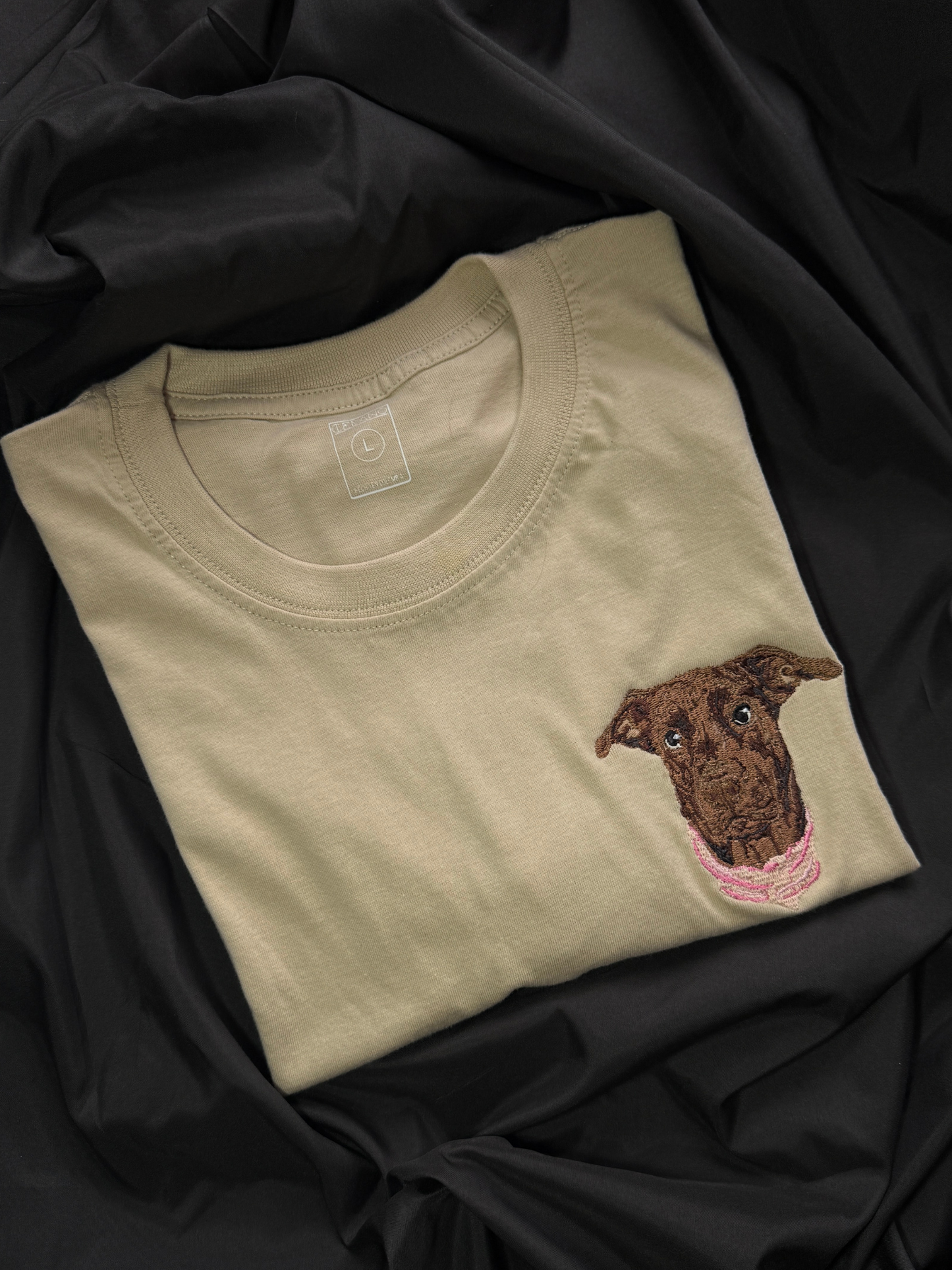 Camiseta bordada con el retrato de tu mascota