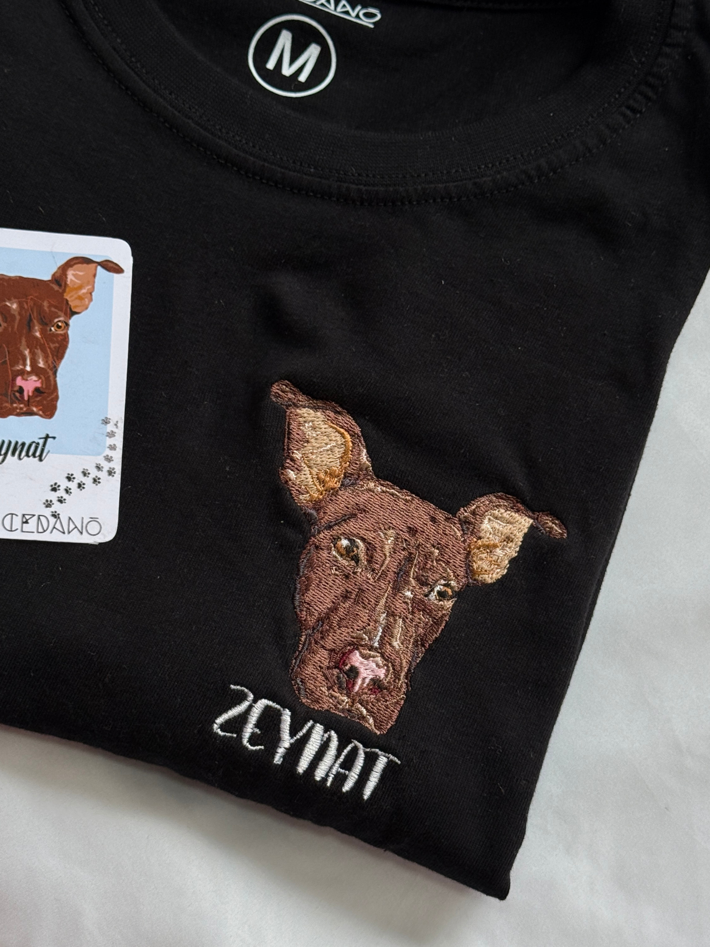 Camiseta bordada con el retrato de tu mascota