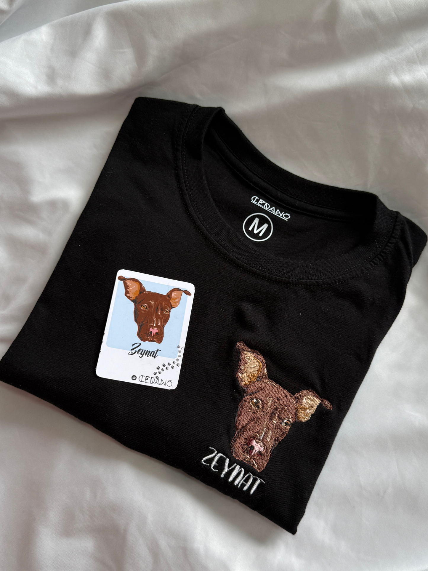 Camiseta bordada con el retrato de tu mascota