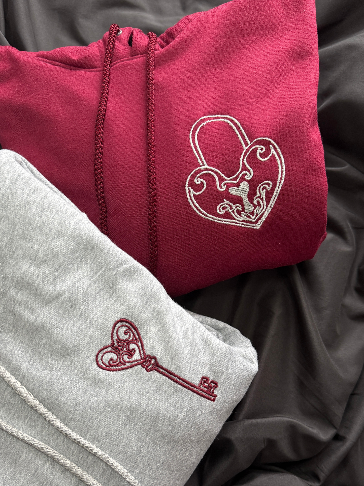 Hoodie pareja corazon y llave bordado