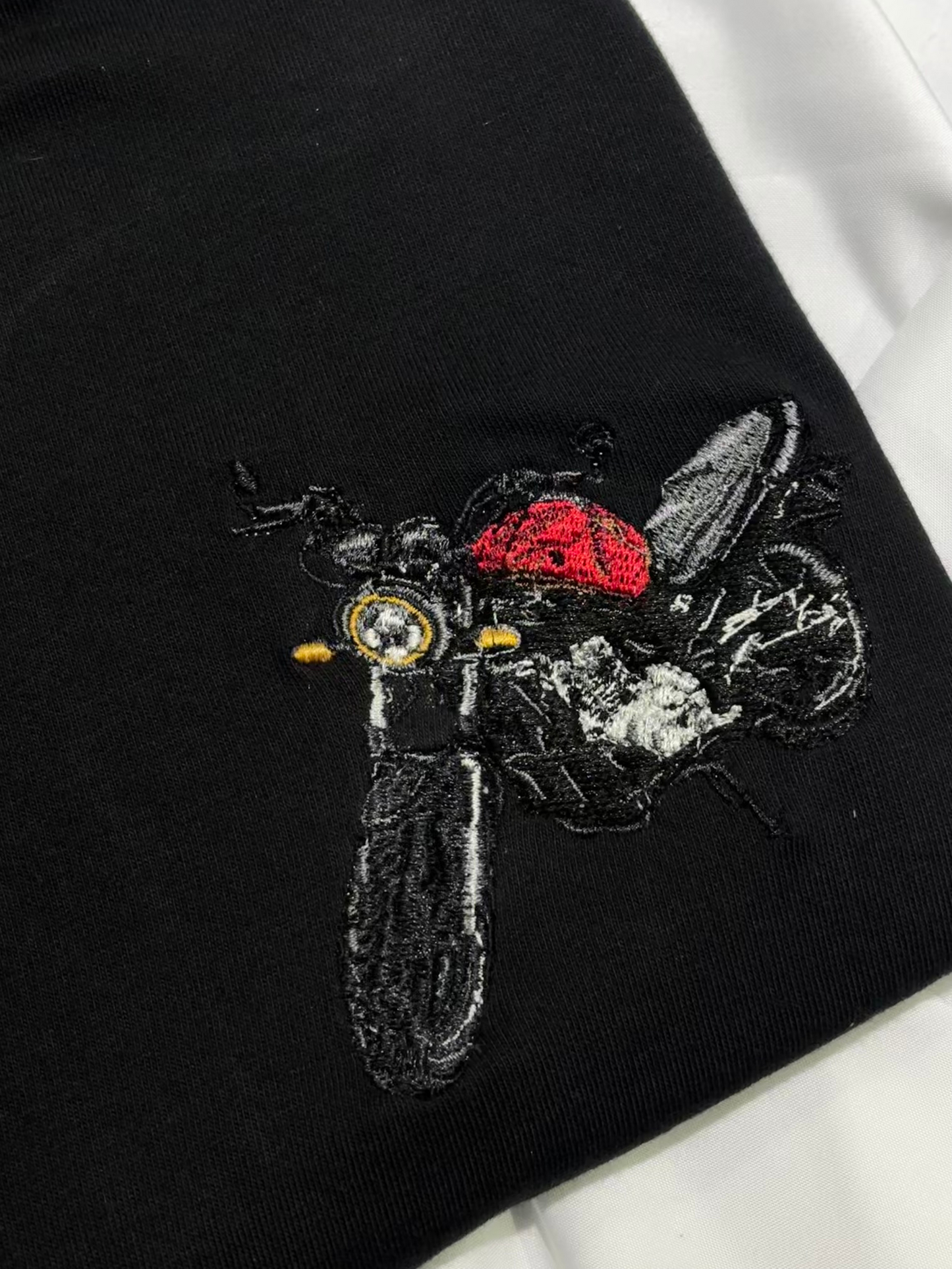 Camiseta personalizada con tu moto o carro bordada