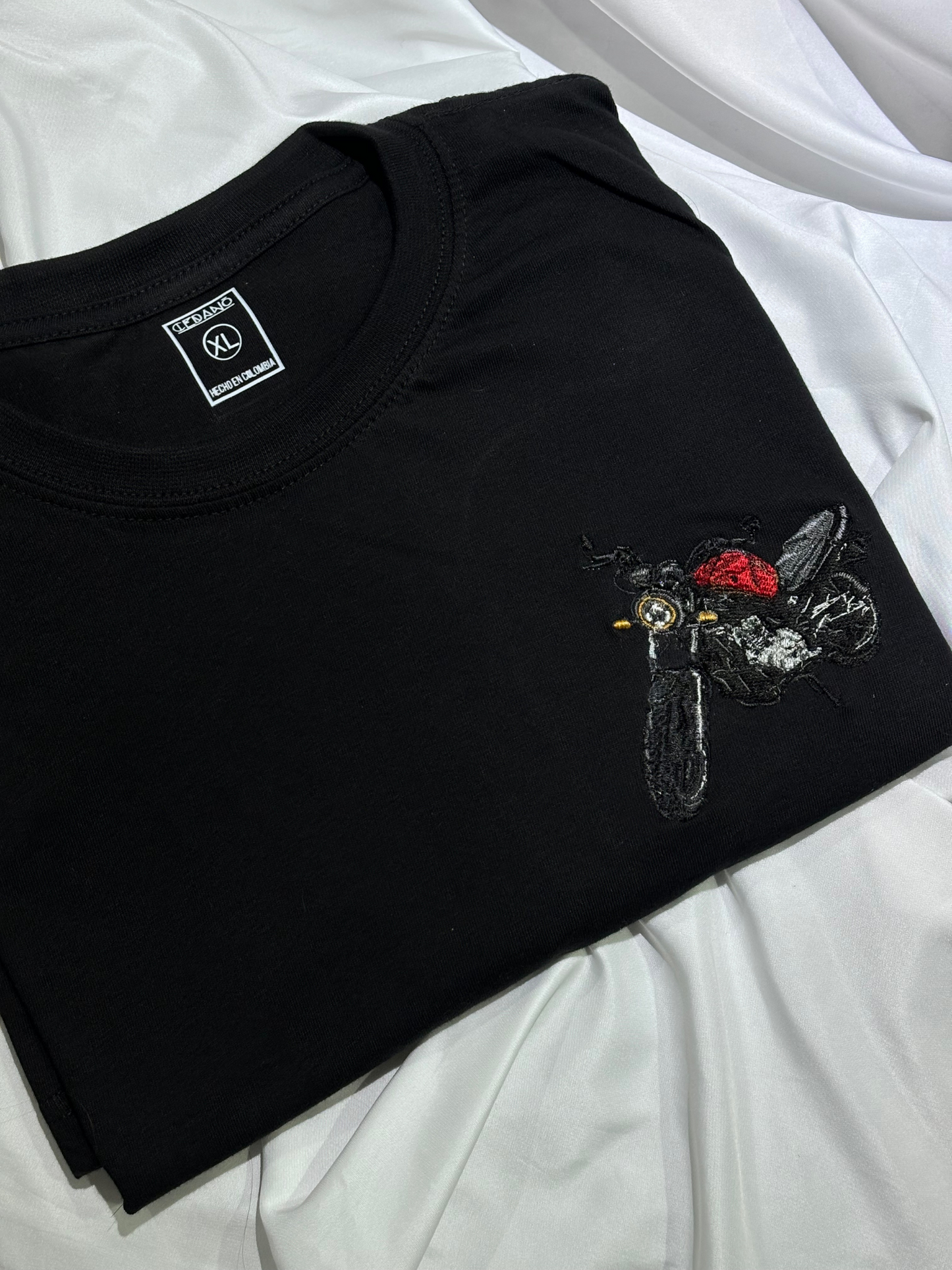 Camiseta personalizada con tu moto o carro bordada