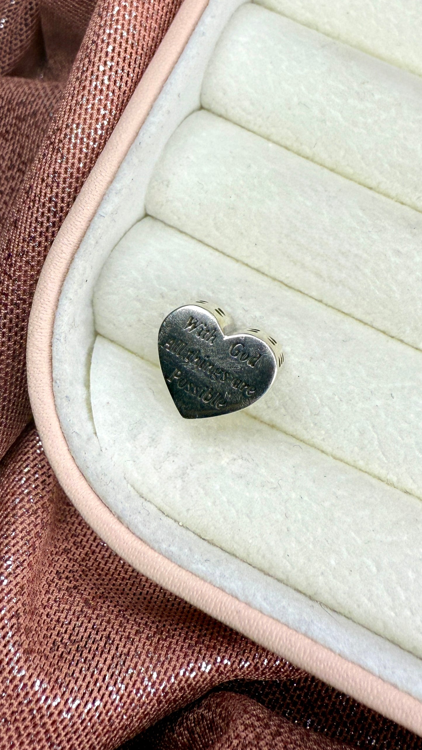 Charm corazón cruz dorada