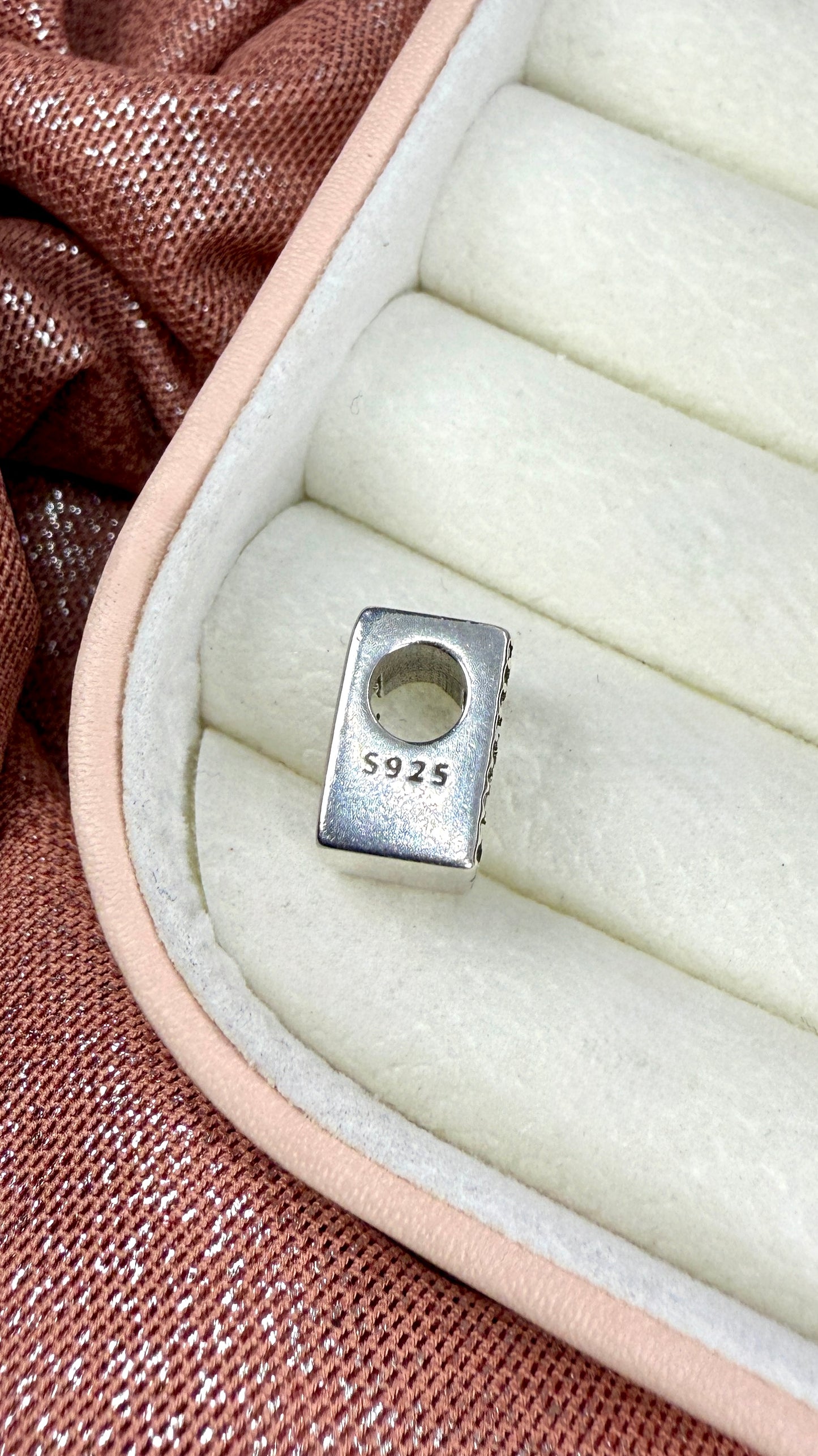 Charm dije colección letra E