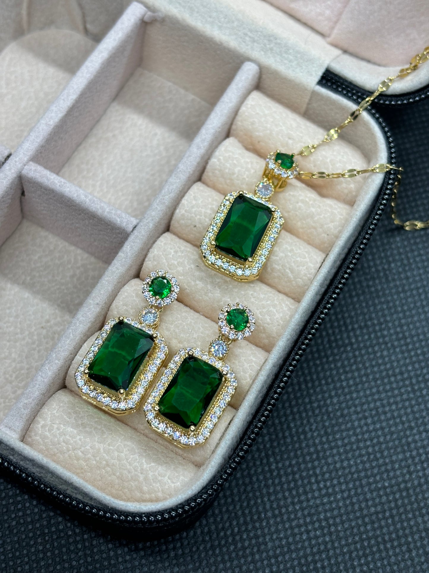 Juego collar y aretes verde esmeralda