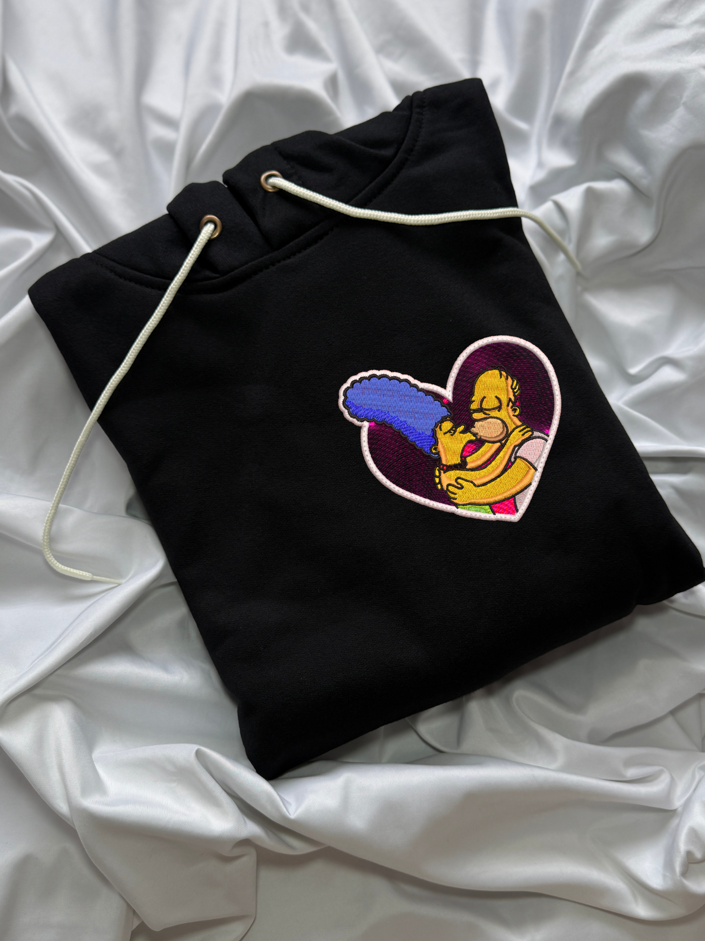 Hoodie Homero y Marge besandose