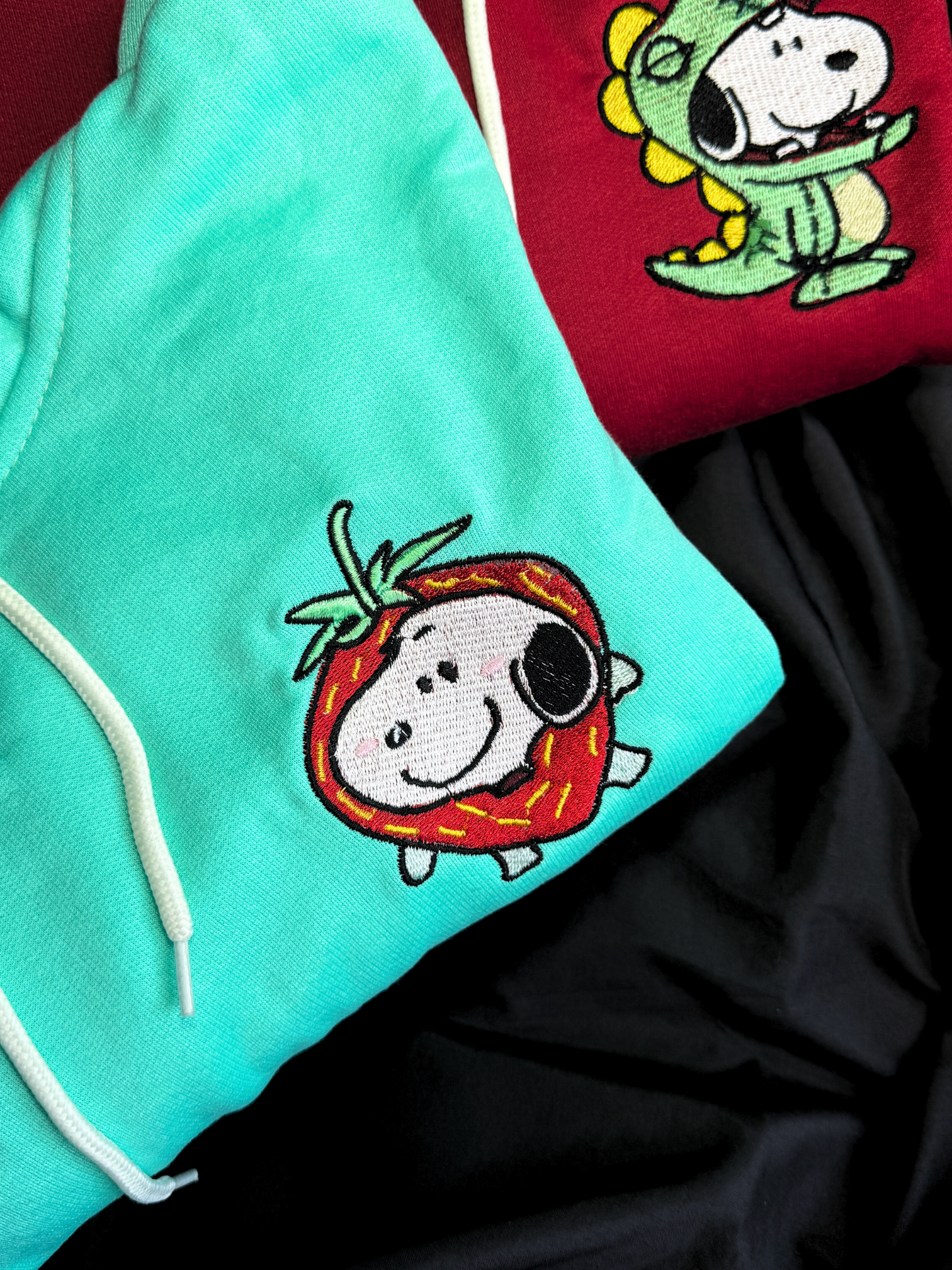 Hoodie Snoopy fresita y dinosaurio