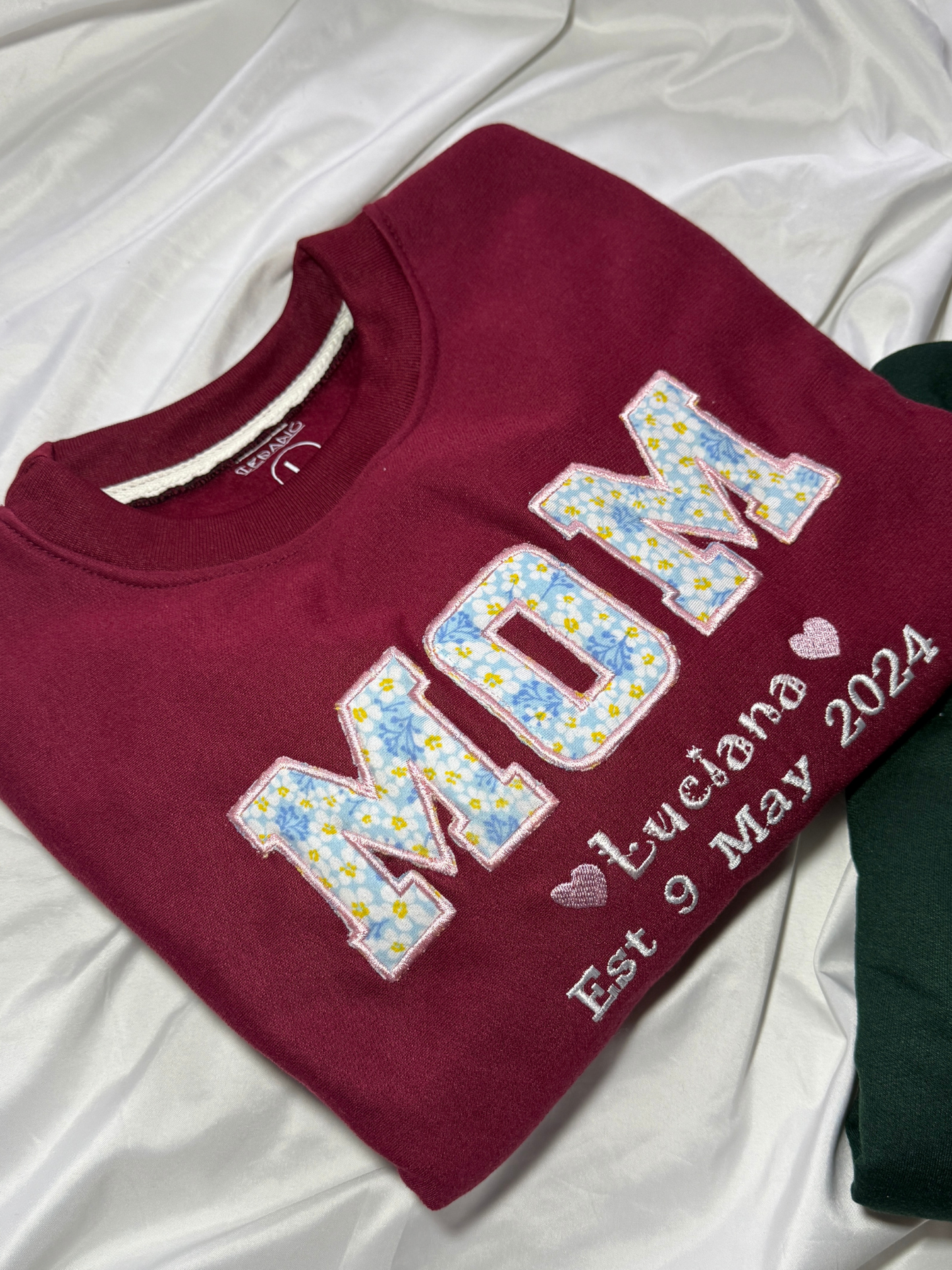Hoodie bordado con la ropa de tu bebe