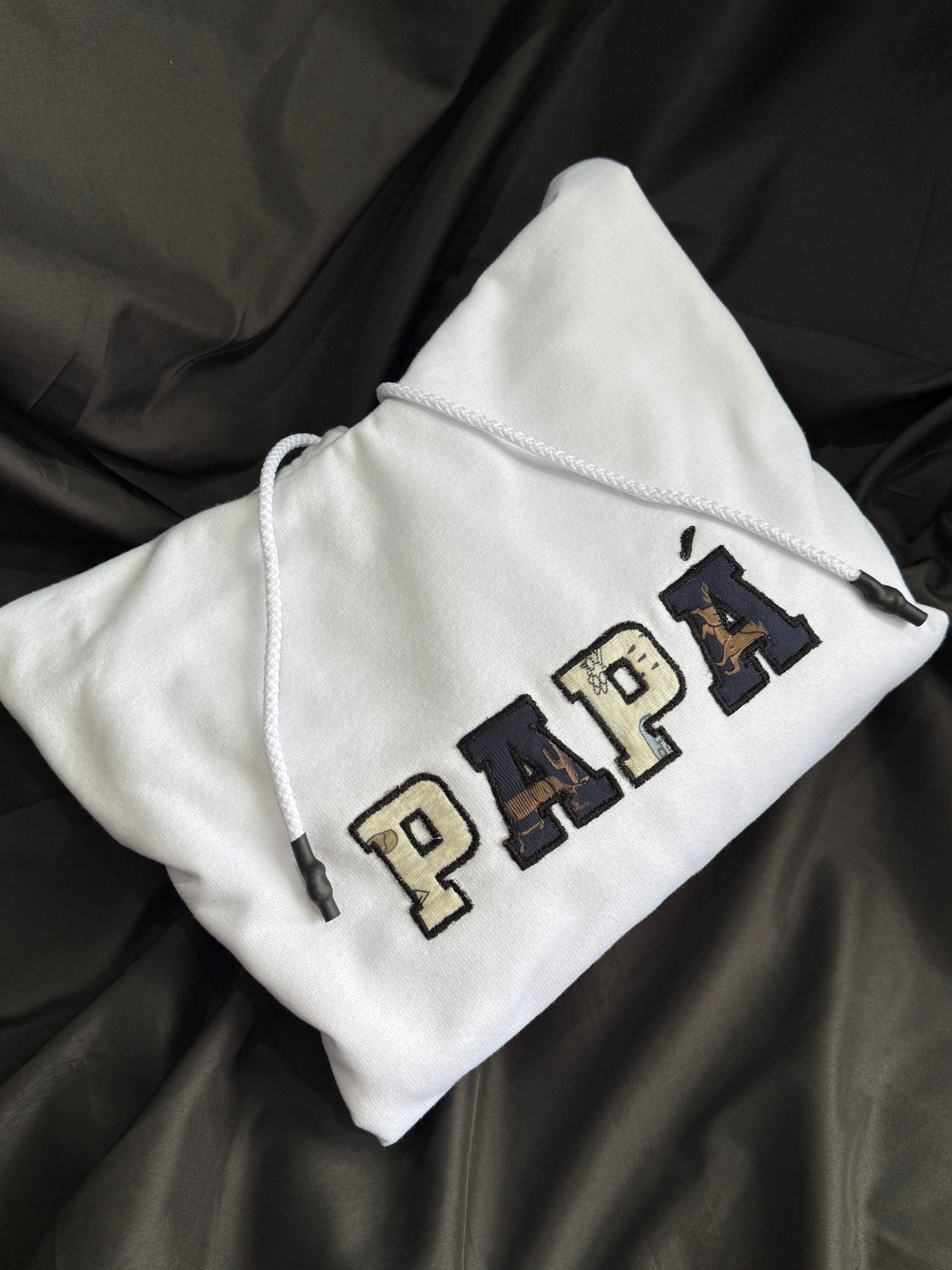 Hoodie bordado con la ropa de tu bebe