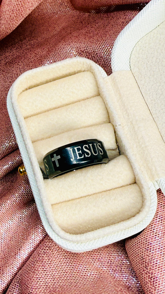 Anillo de cruz de Jesús en acero inoxidable negro Cedano Boutique