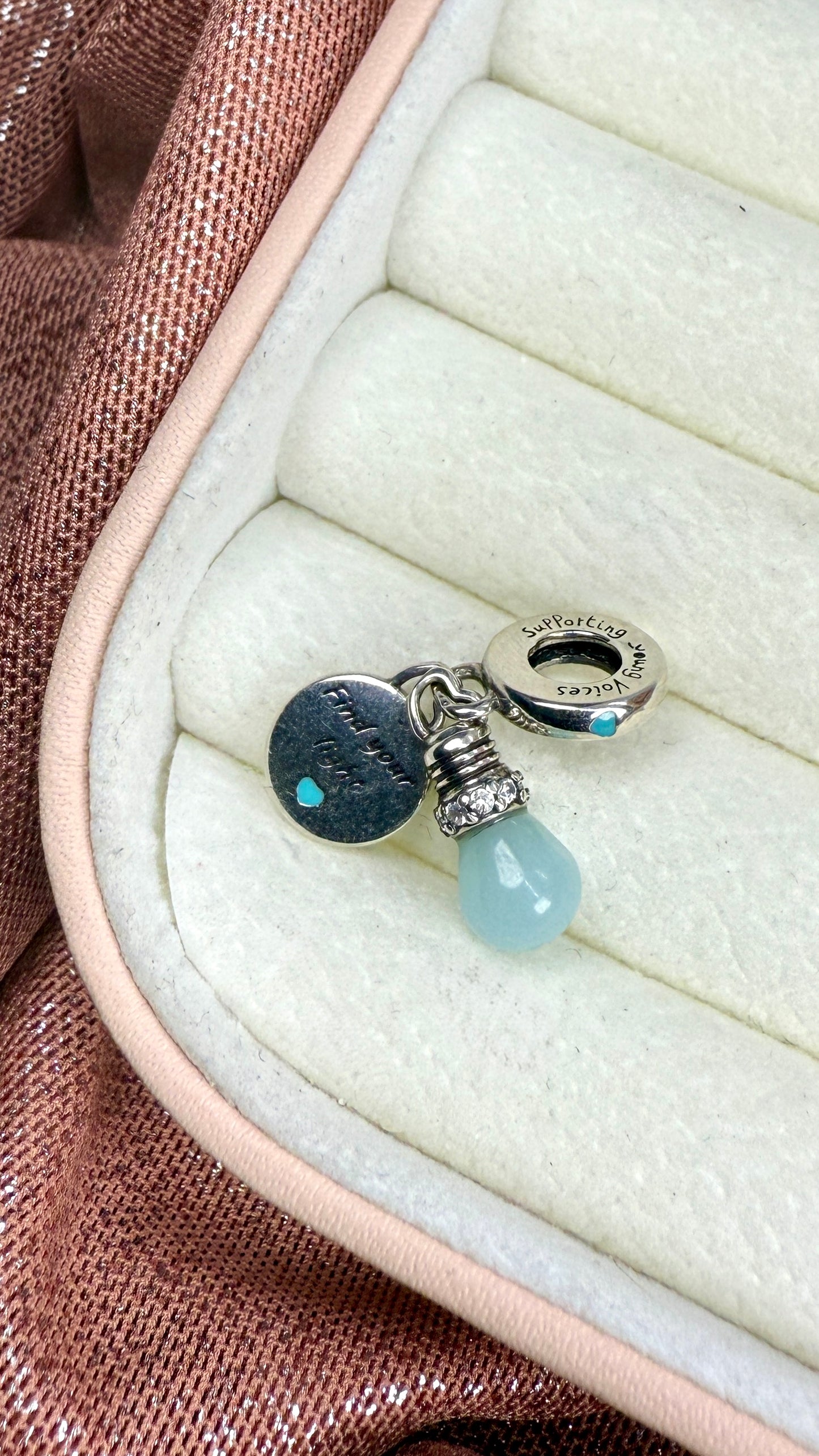 Charm Colgante Bombilla Brillante en la Oscuridad
