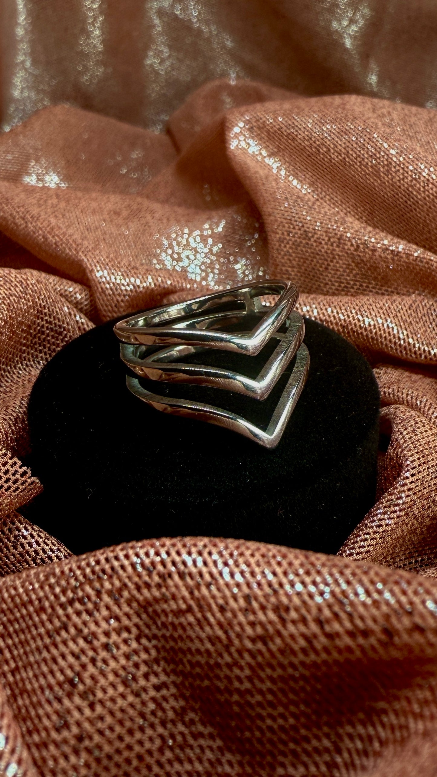 Anillo triple forma V plateado