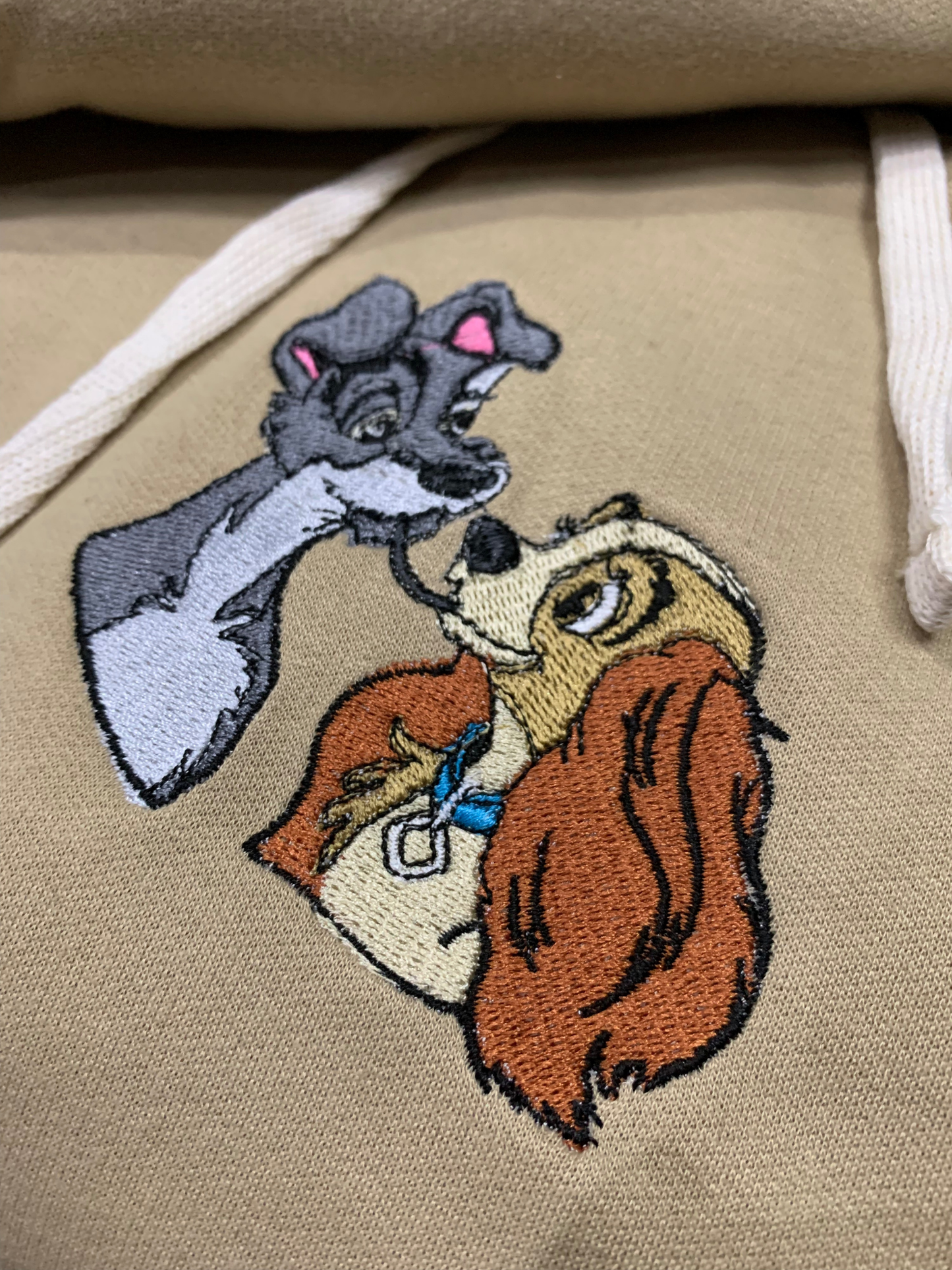 Hoodie bordado de pareja la Dama y el Vagabundo, juntos