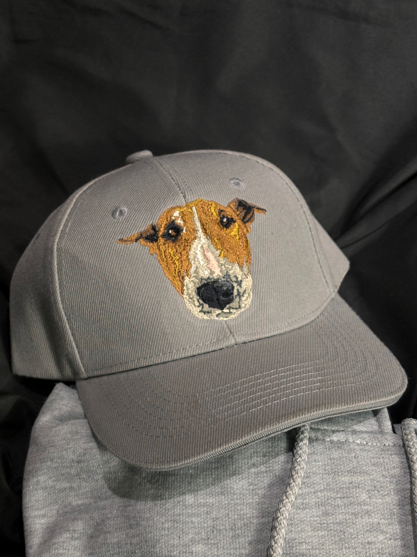 Gorra bordada con el retrato de tu mascota