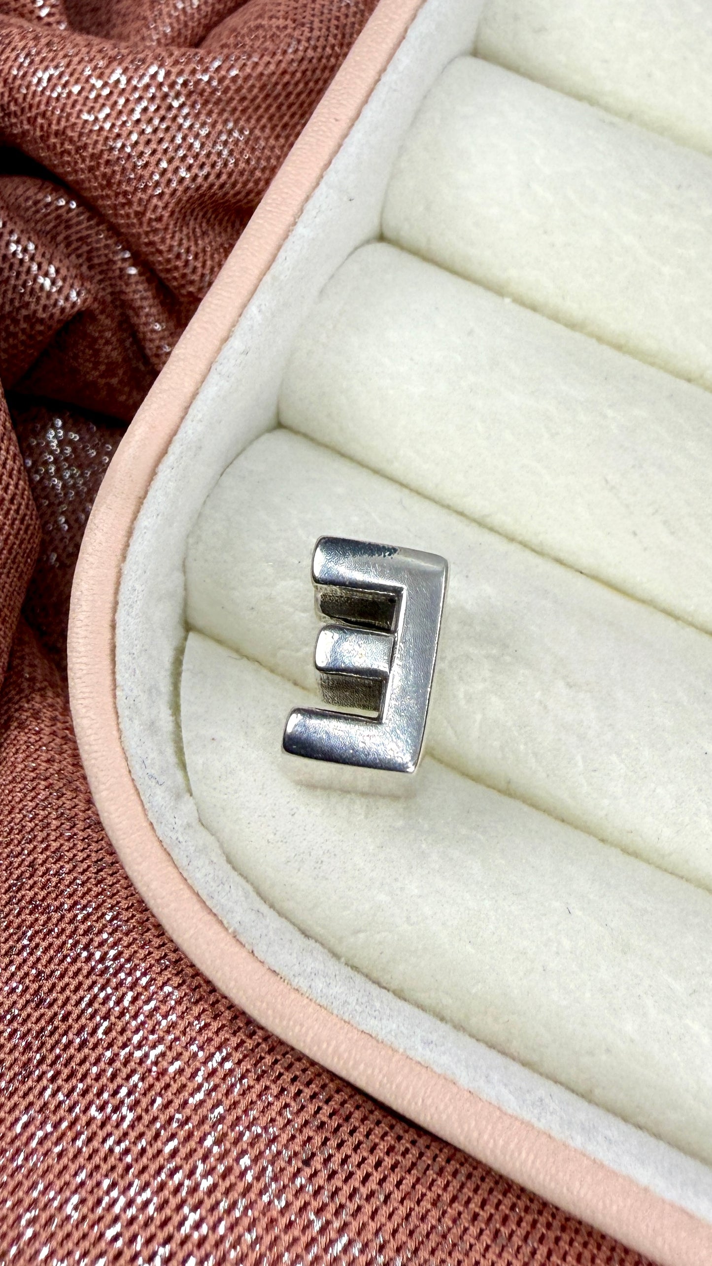 Charm dije colección letra E