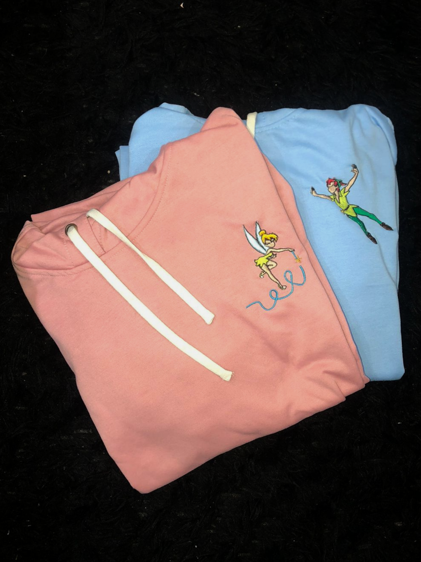 Hoodie bordado de amistad Campanita y Peter Pan bordado
