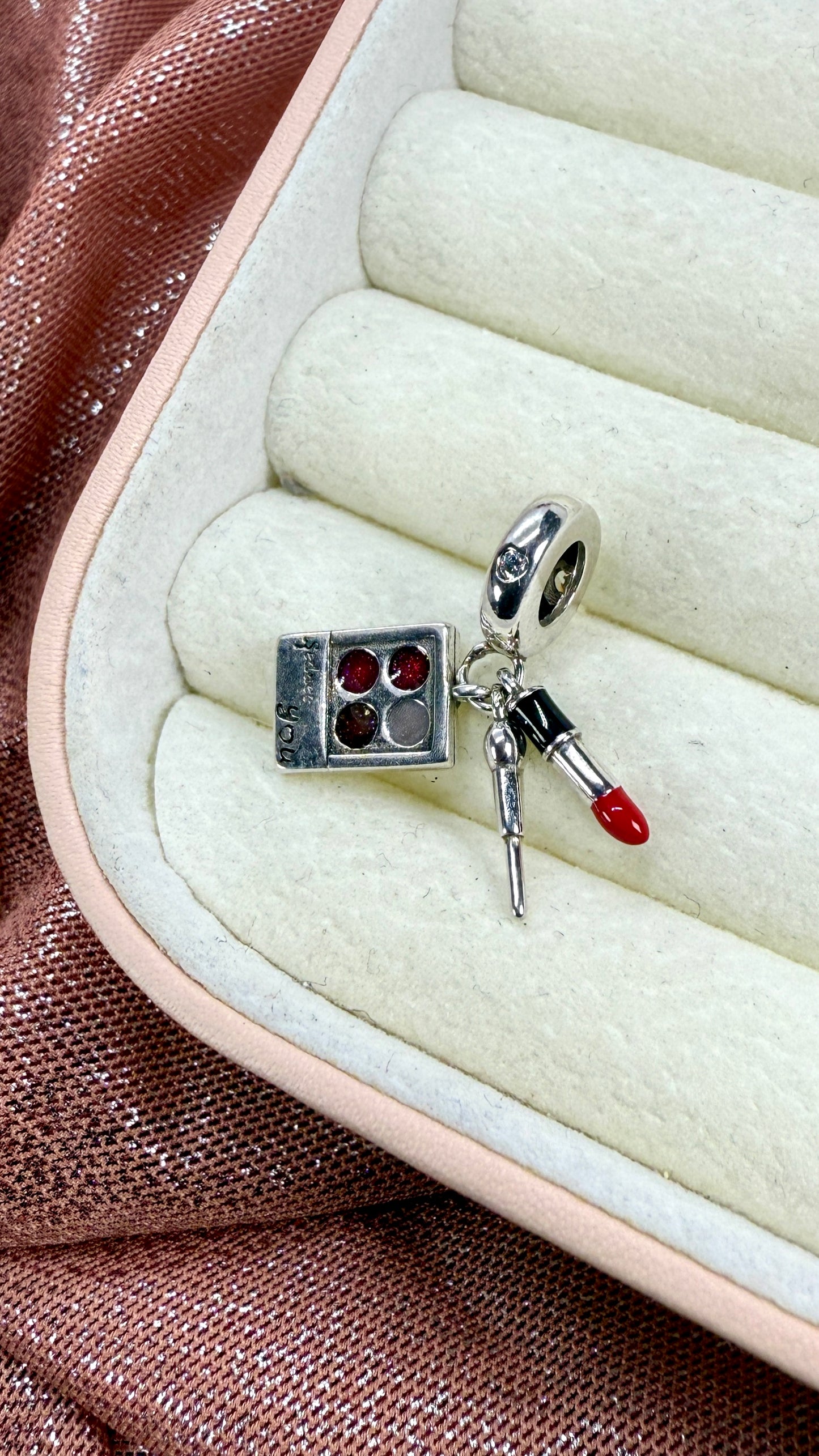 Charm dije maquilladora, sombras y labial
