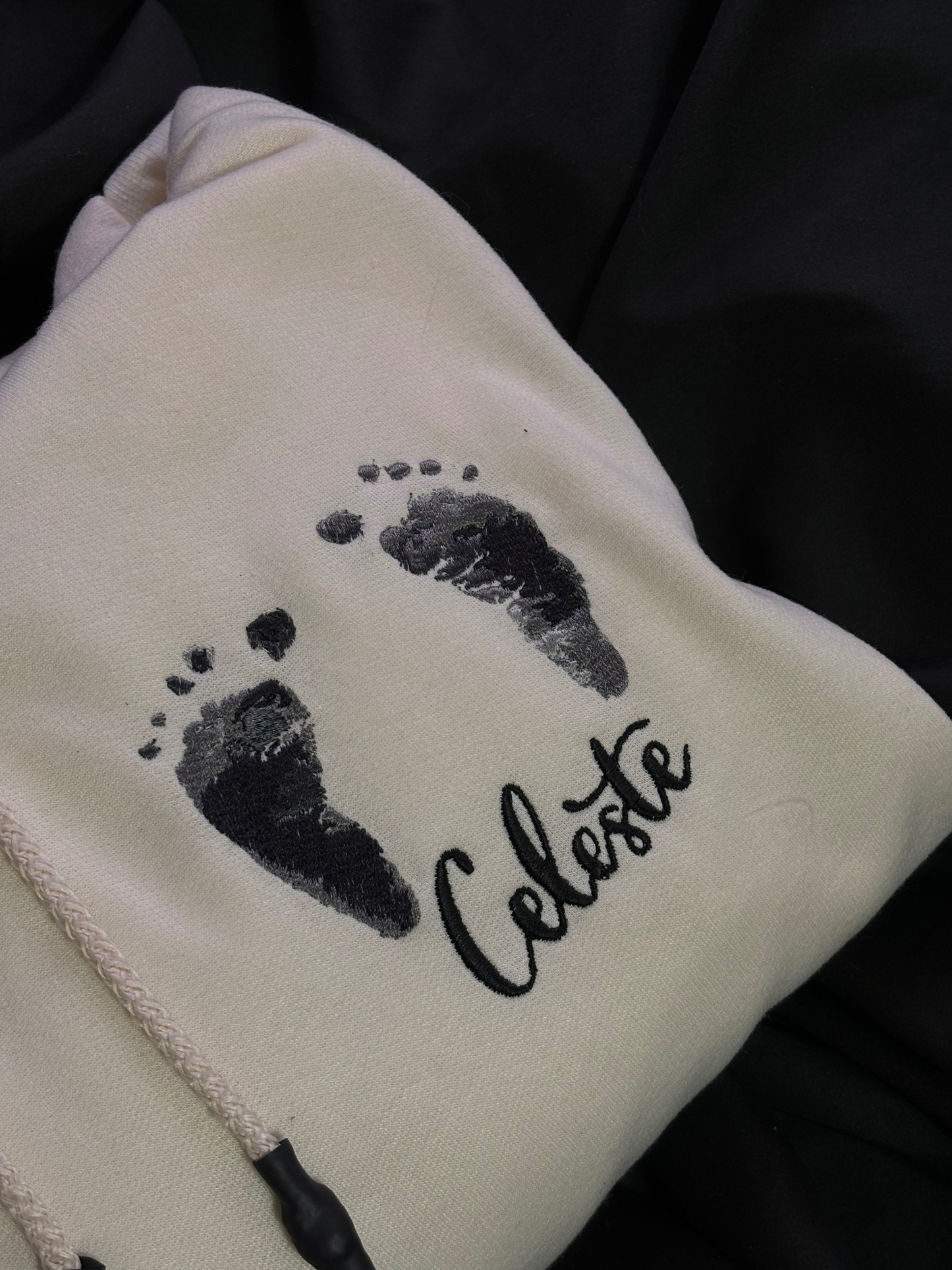 Hoodie personalizado con las huellitas de tu bebe bordado