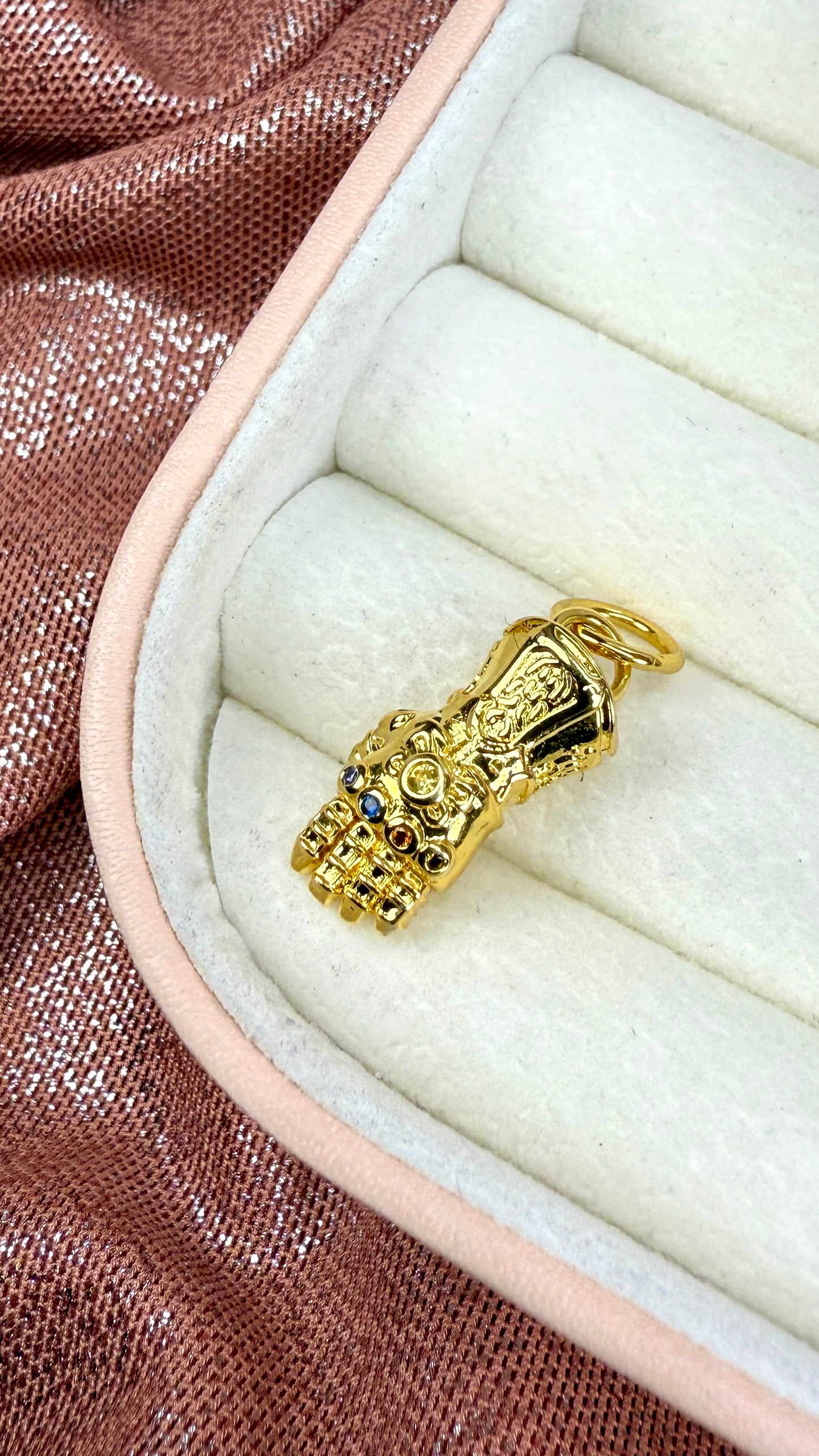 Charm colgante Guantelete del Infinito Los Vengadores de Marvel