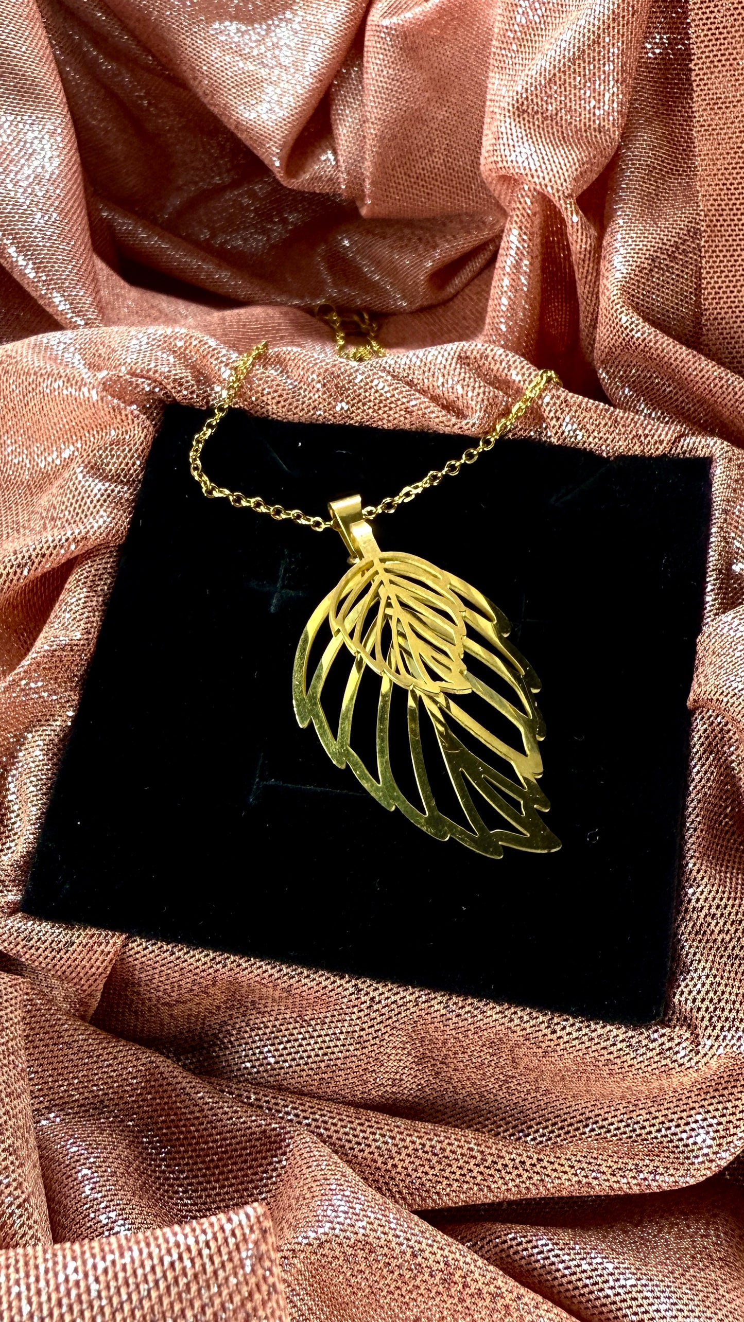 Collar hoja dorado