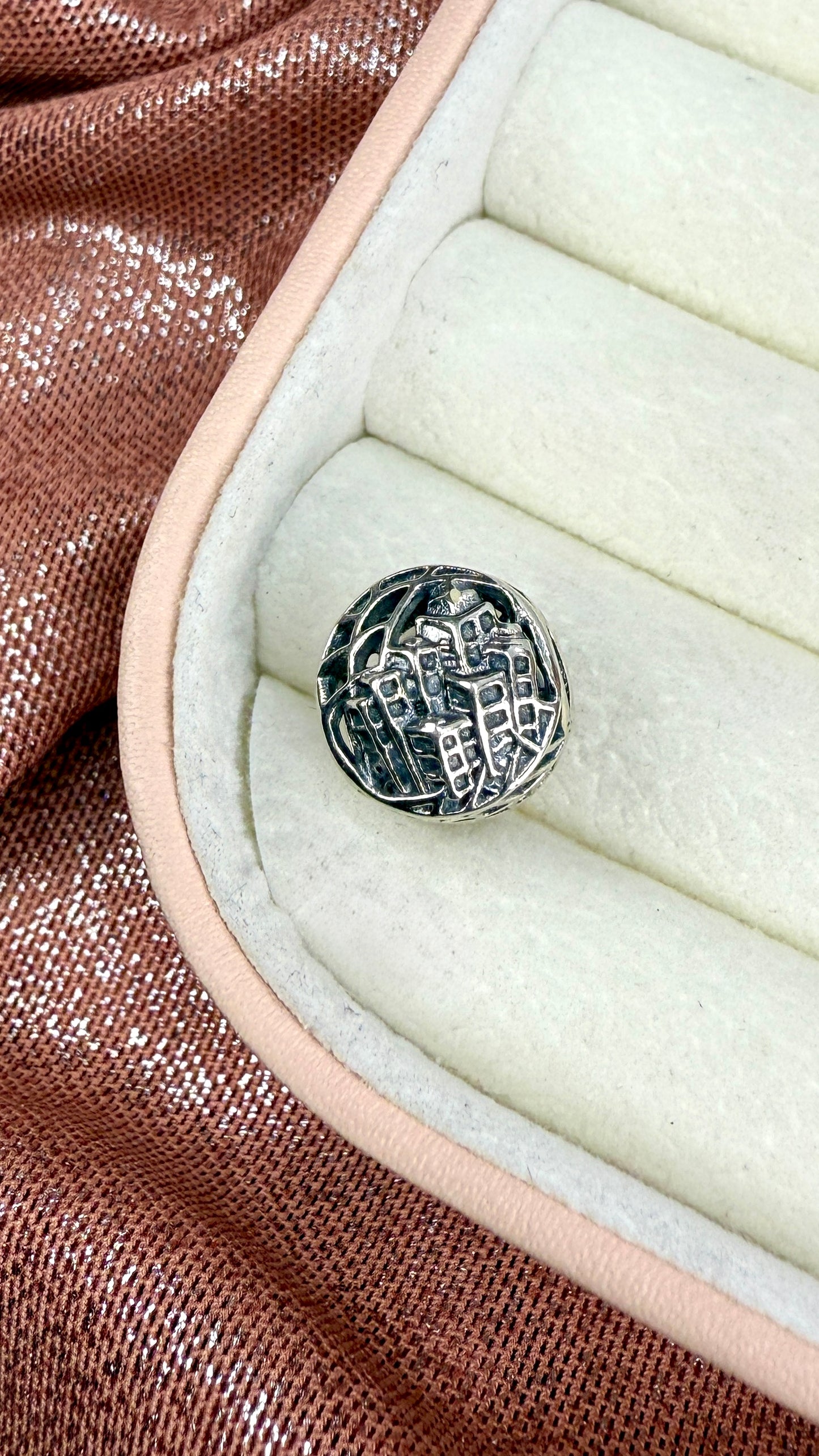 Charm Dije Marvel SpiderMan Elevándose por la Ciudad