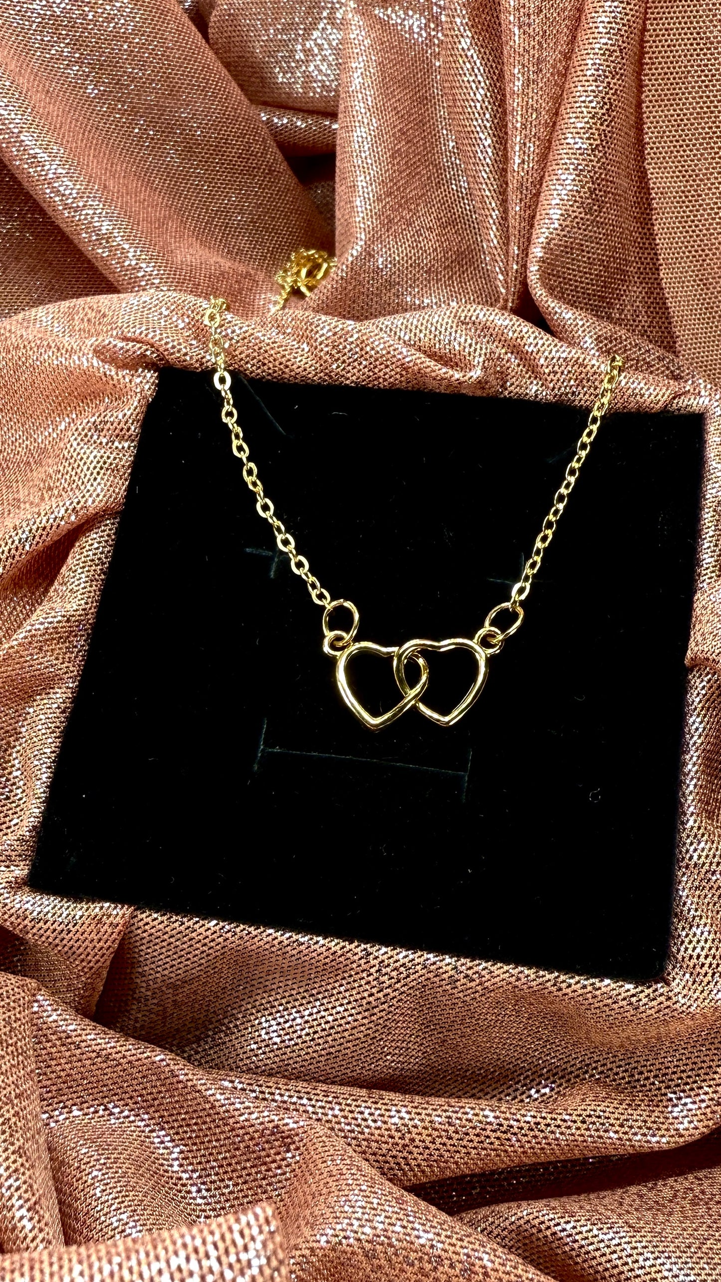 Collar corazones cruzados dorado