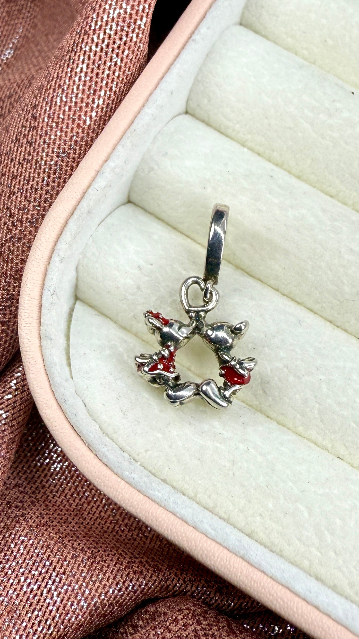 Charm Colgante Beso de Mickey Mouse y Minnie Mouse de Disney