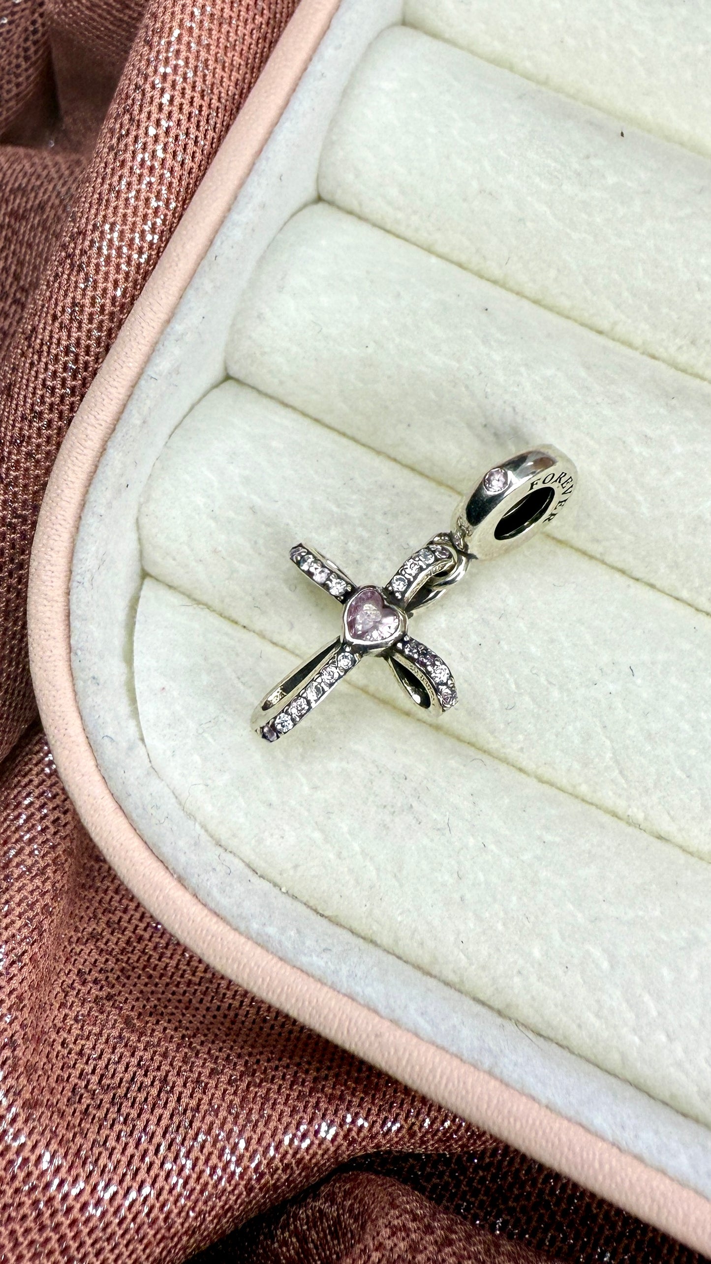 Charm Dije Cruz Resplandeciente
