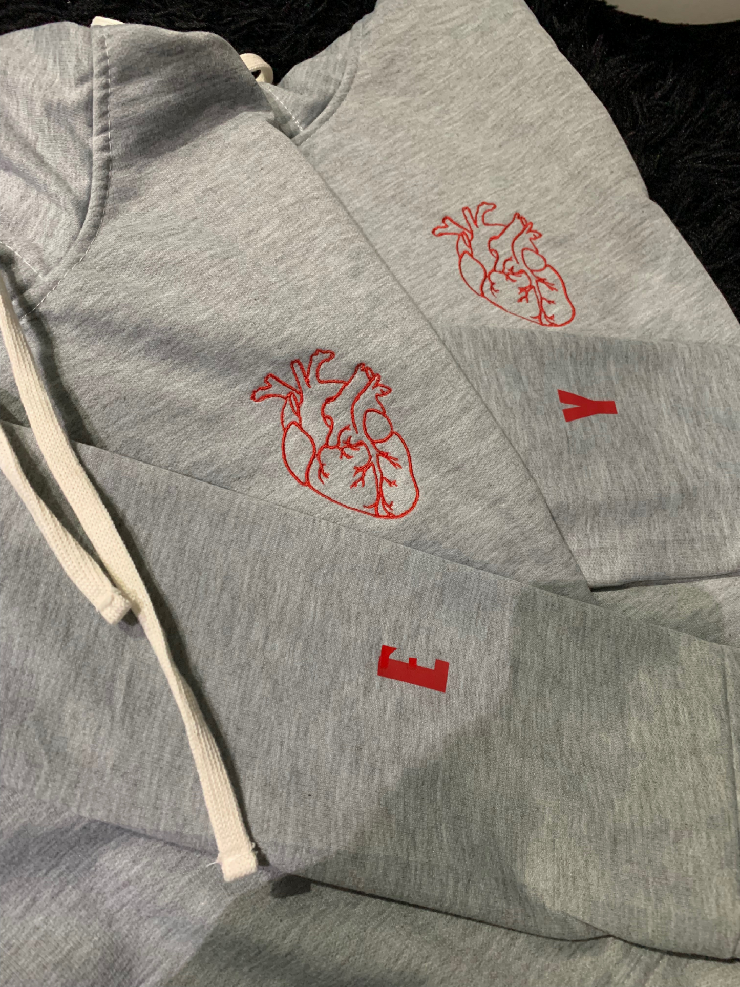 Hoodie bordado corazon