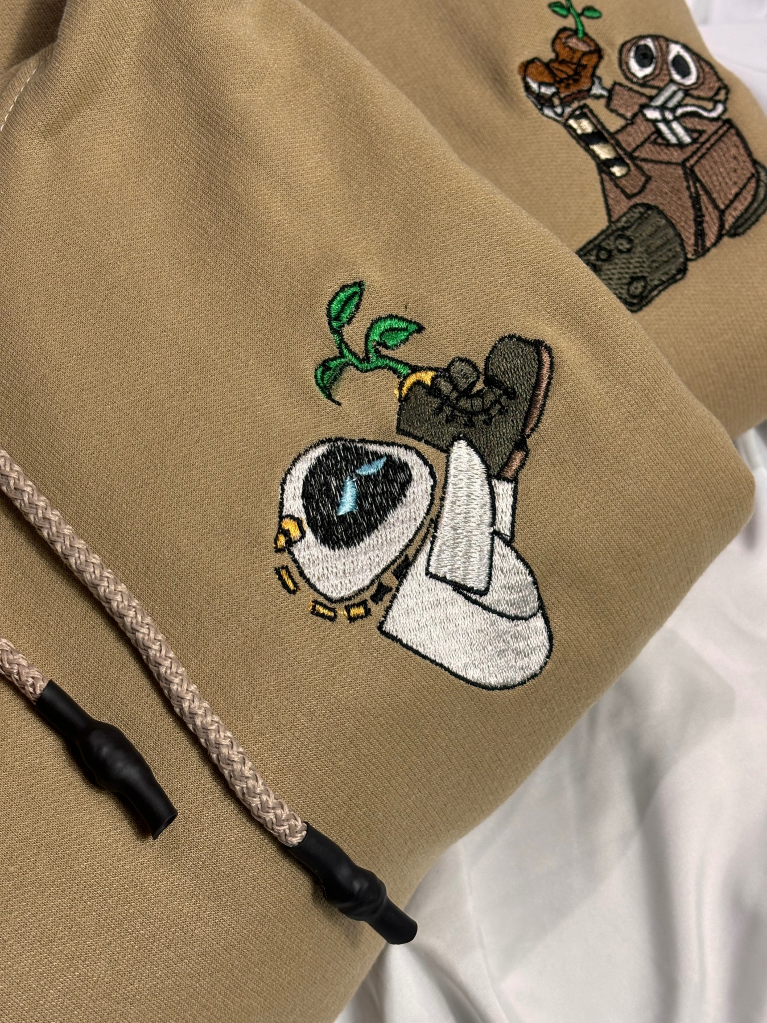 Hoodie Wall-E y Eva planta bordado