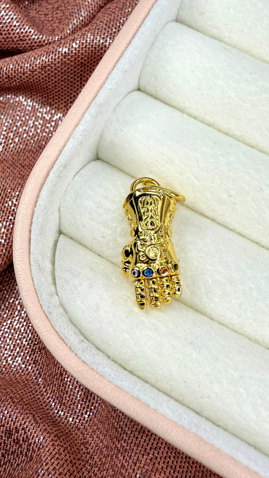 Charm colgante Guantelete del Infinito Los Vengadores de Marvel
