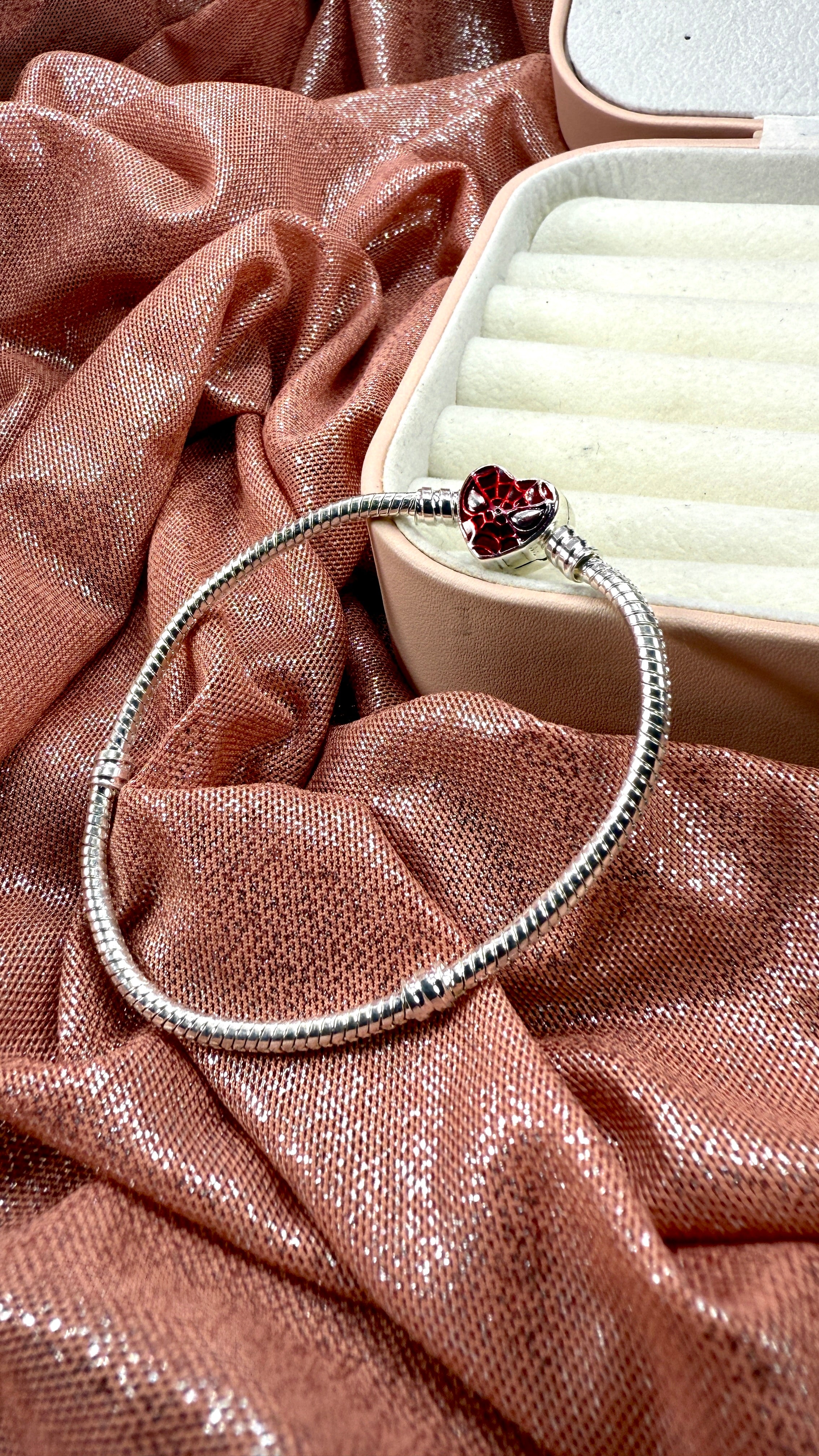 Brazalete con Broche de Máscara de Spiderman