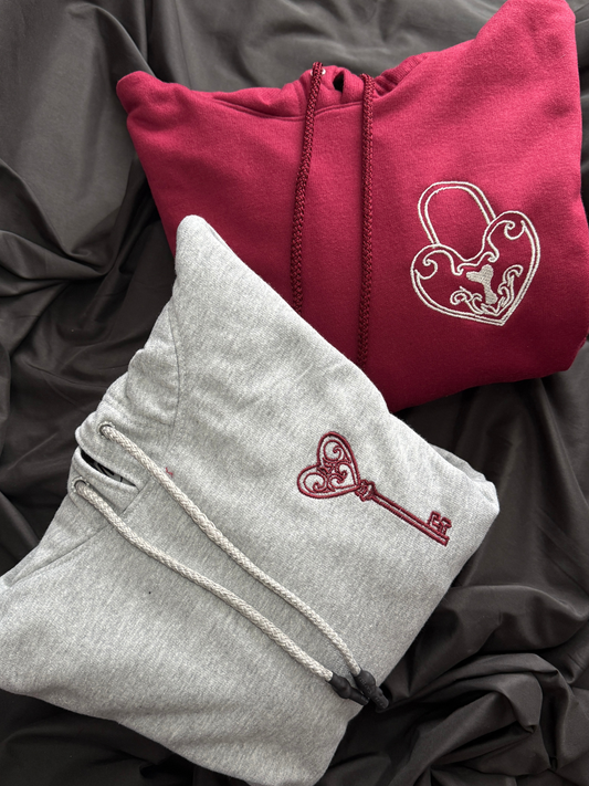 Hoodie pareja corazon y llave bordado