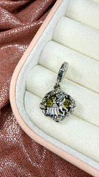 Charm dije colgante del baile de La Bella y la Bestia con fondo amarillo en Plata S925 Cedano Boutique