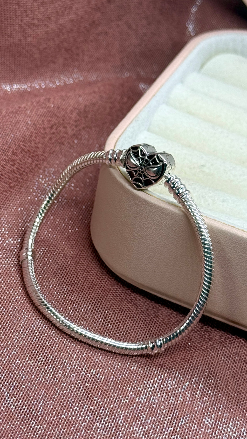 Brazalete con Broche de Máscara de Spiderman