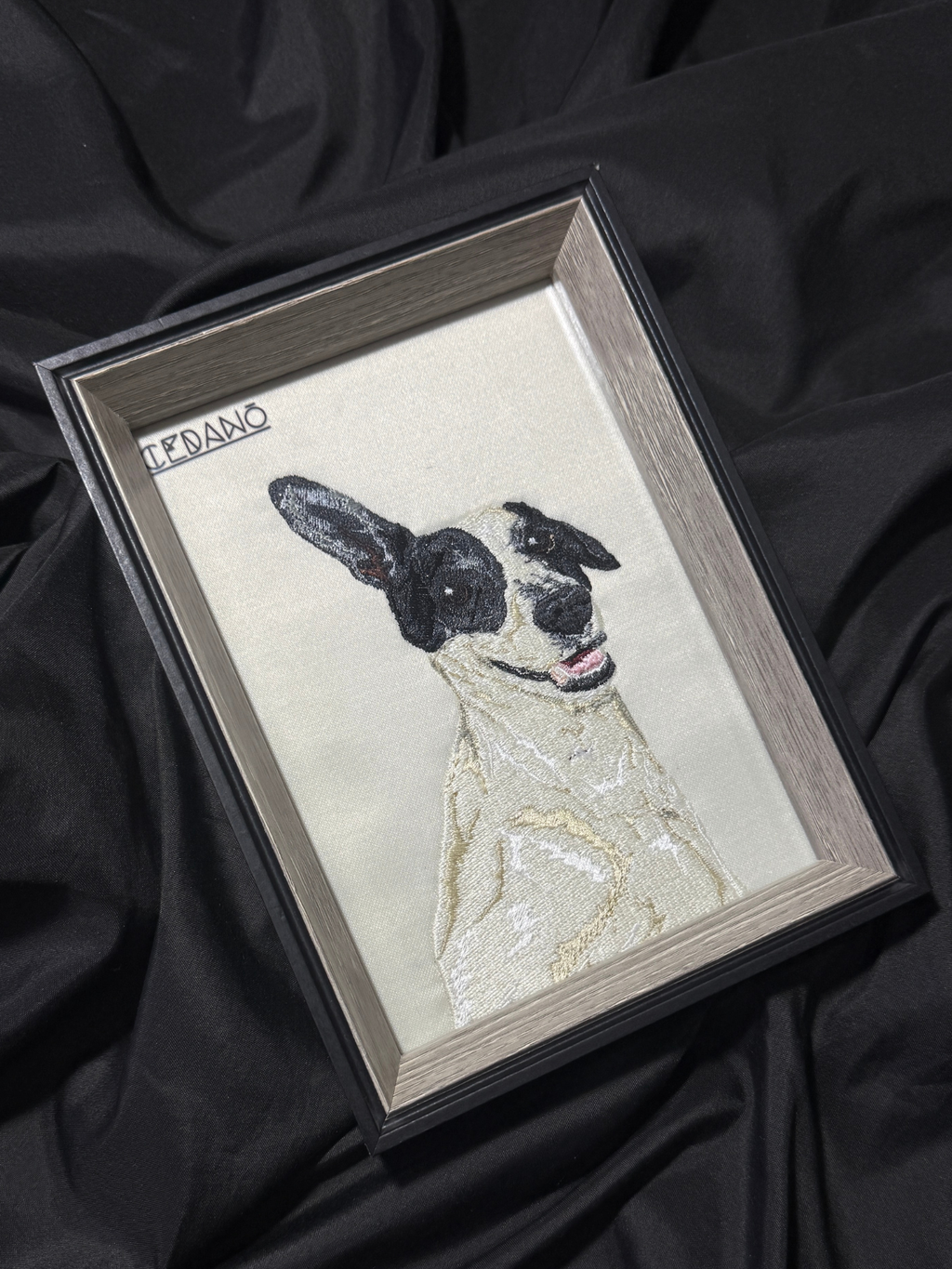 Porta Retrato Personalizado con Retrato de Mascota Bordado | Cedano