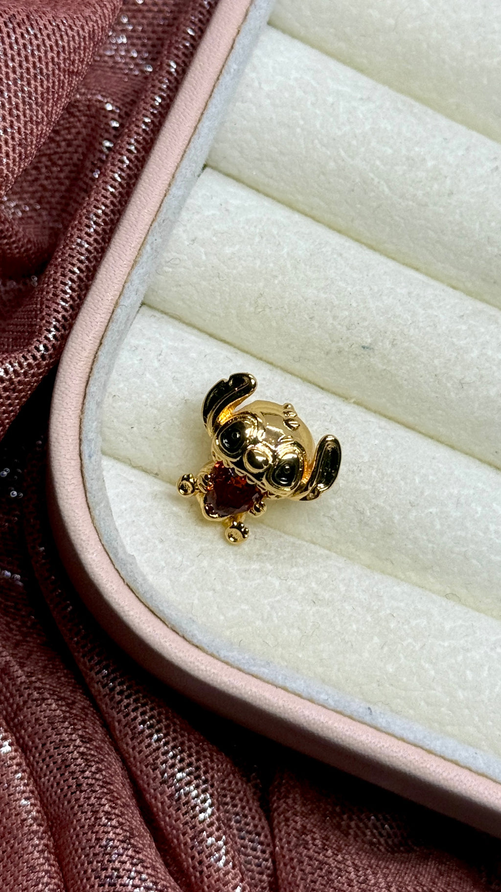 Charm dije Stitch dorado