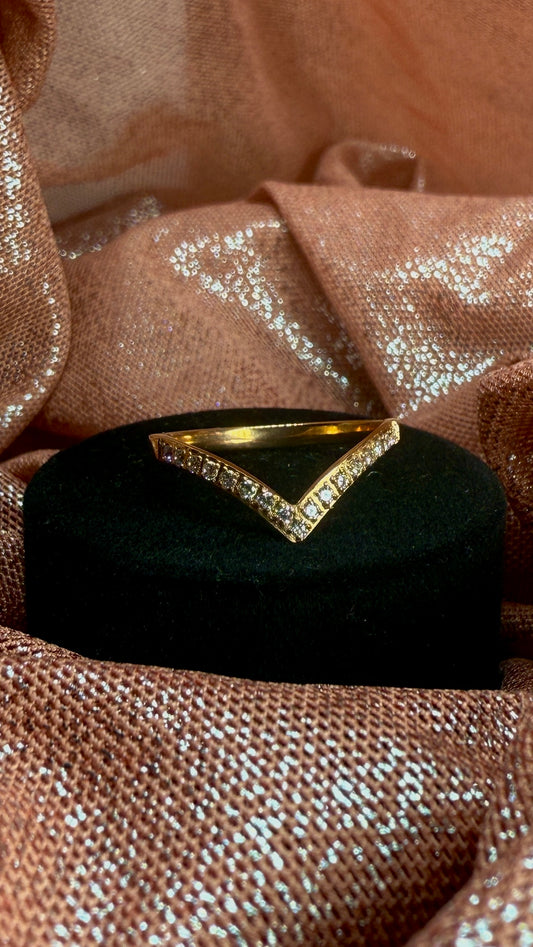 Anillo con Circonitas forma V dorado