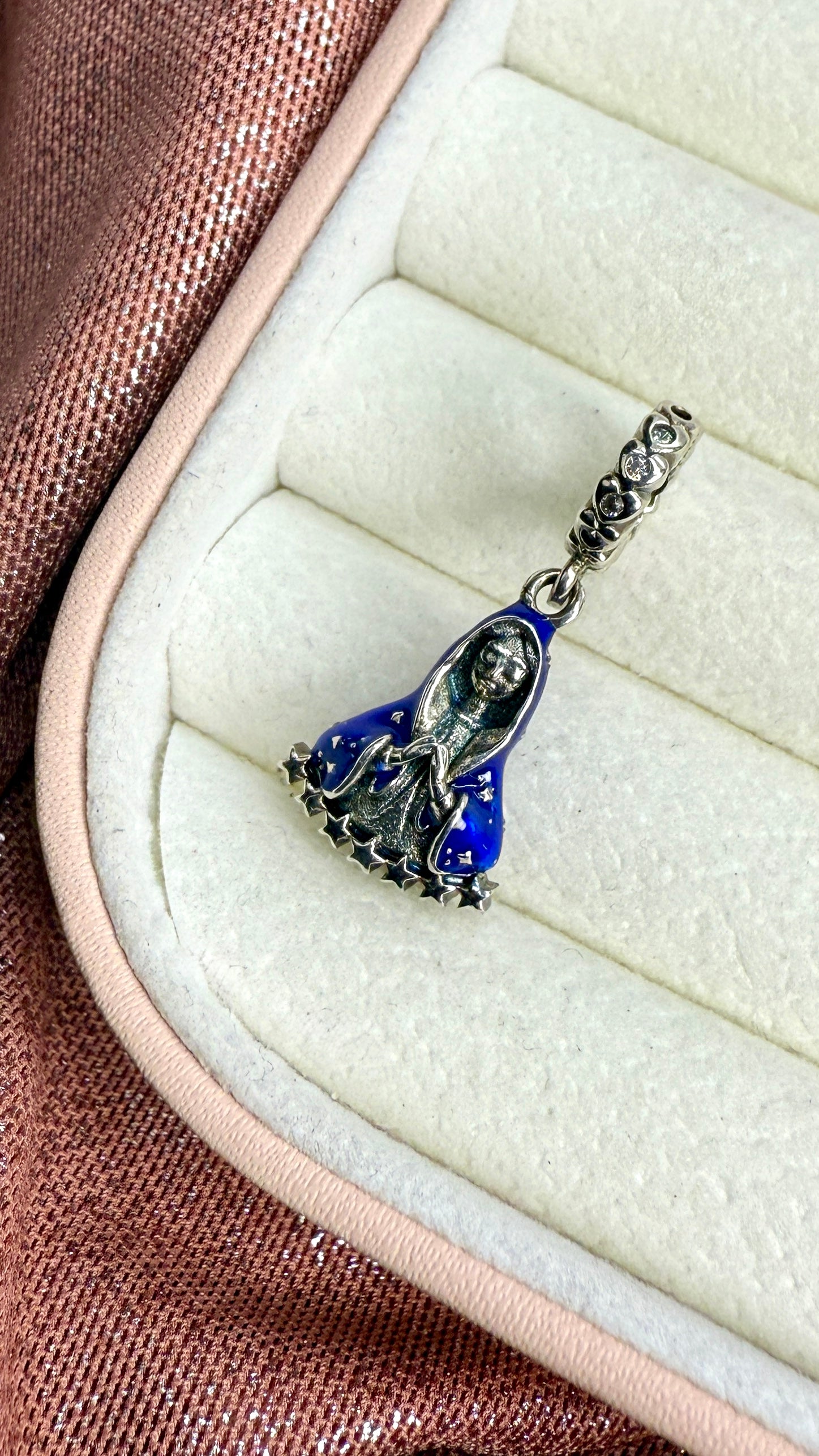 Charm dije virgen María estrellas