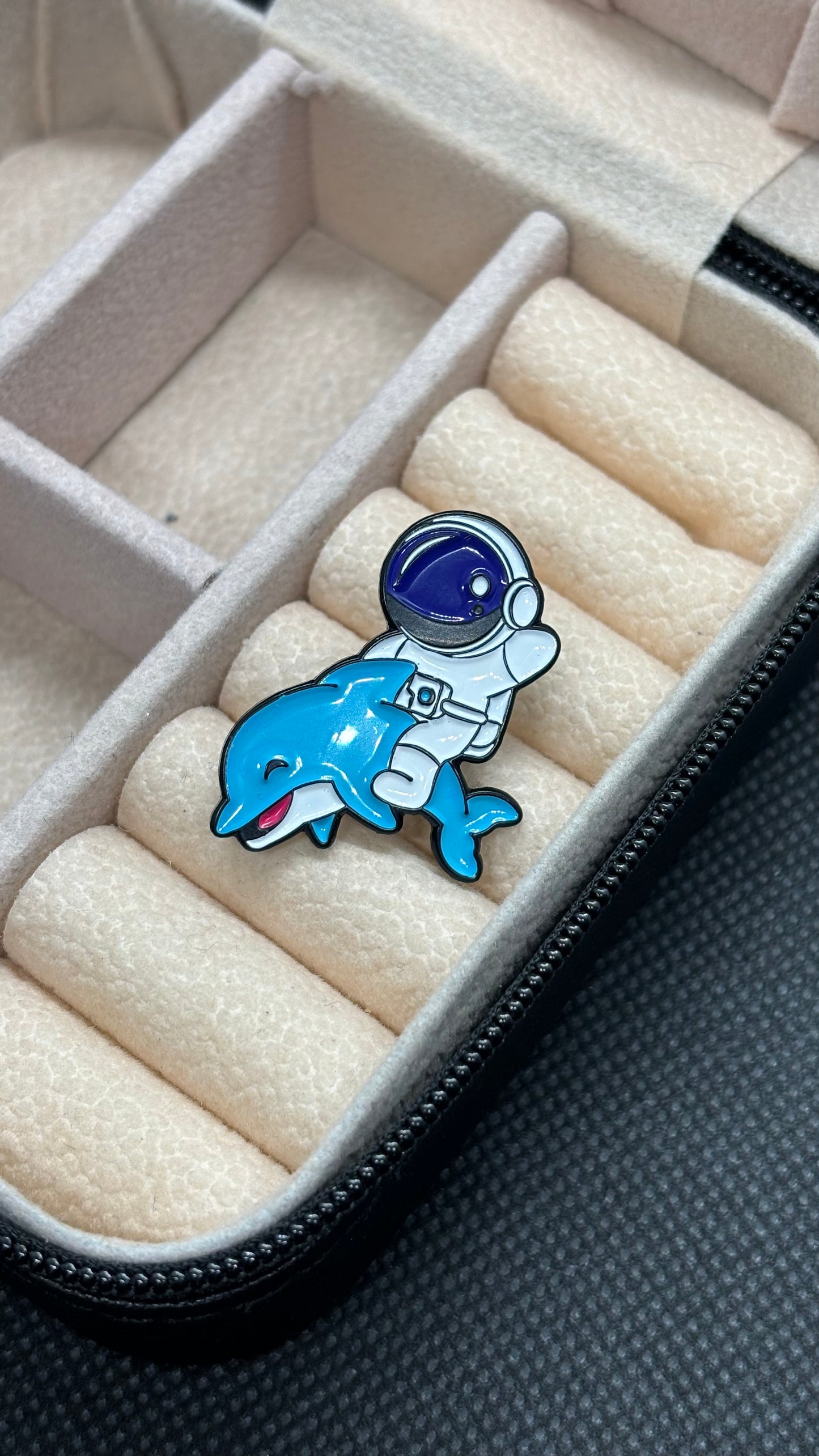 Pin astronauta y delfín