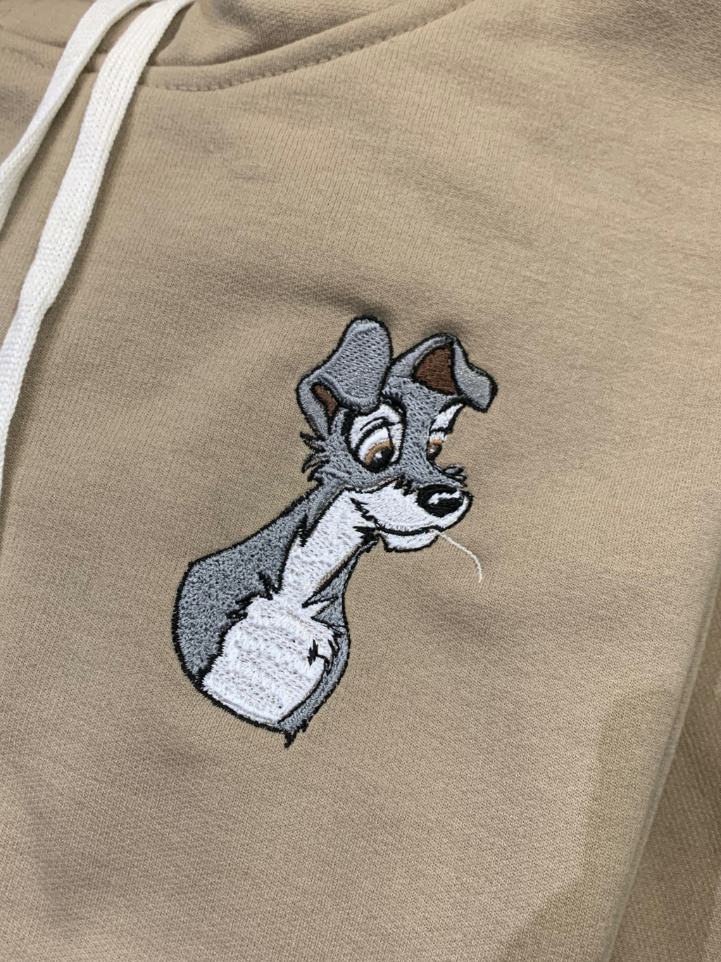 Hoodie bordado de la Dama y el Vagabundo