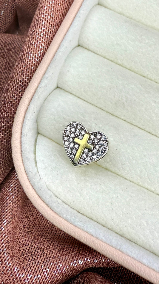 Charm corazón cruz dorada
