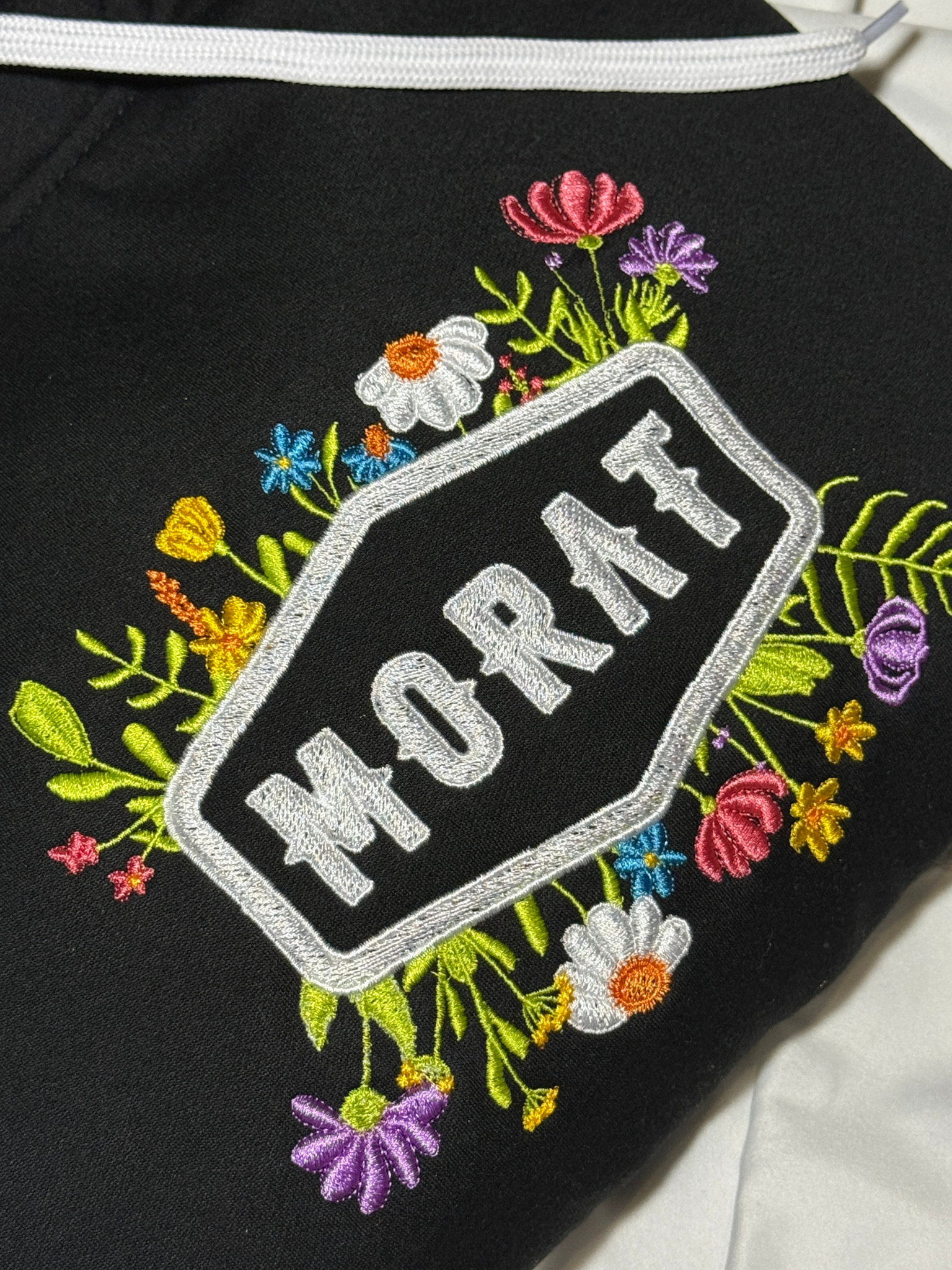 Hoodie Morat flores bordado