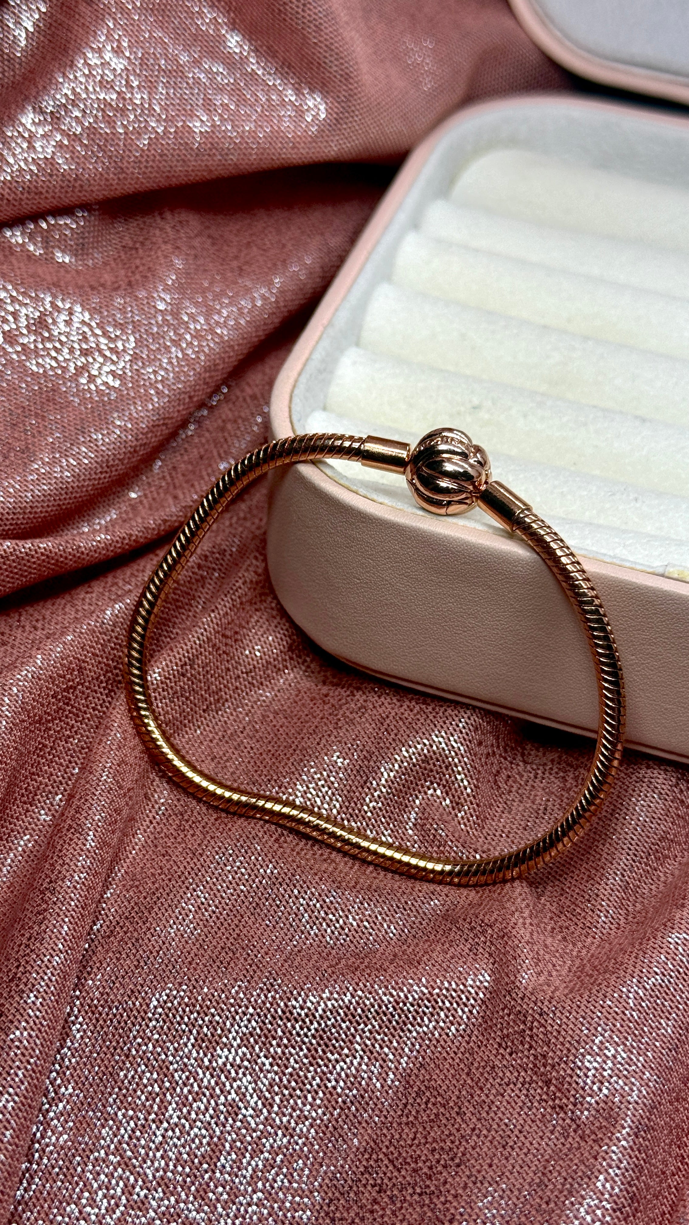 Pulsera brazalete bola tejida