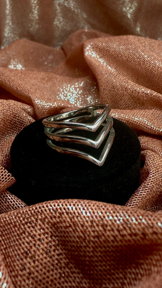 Anillo triple forma V plateado